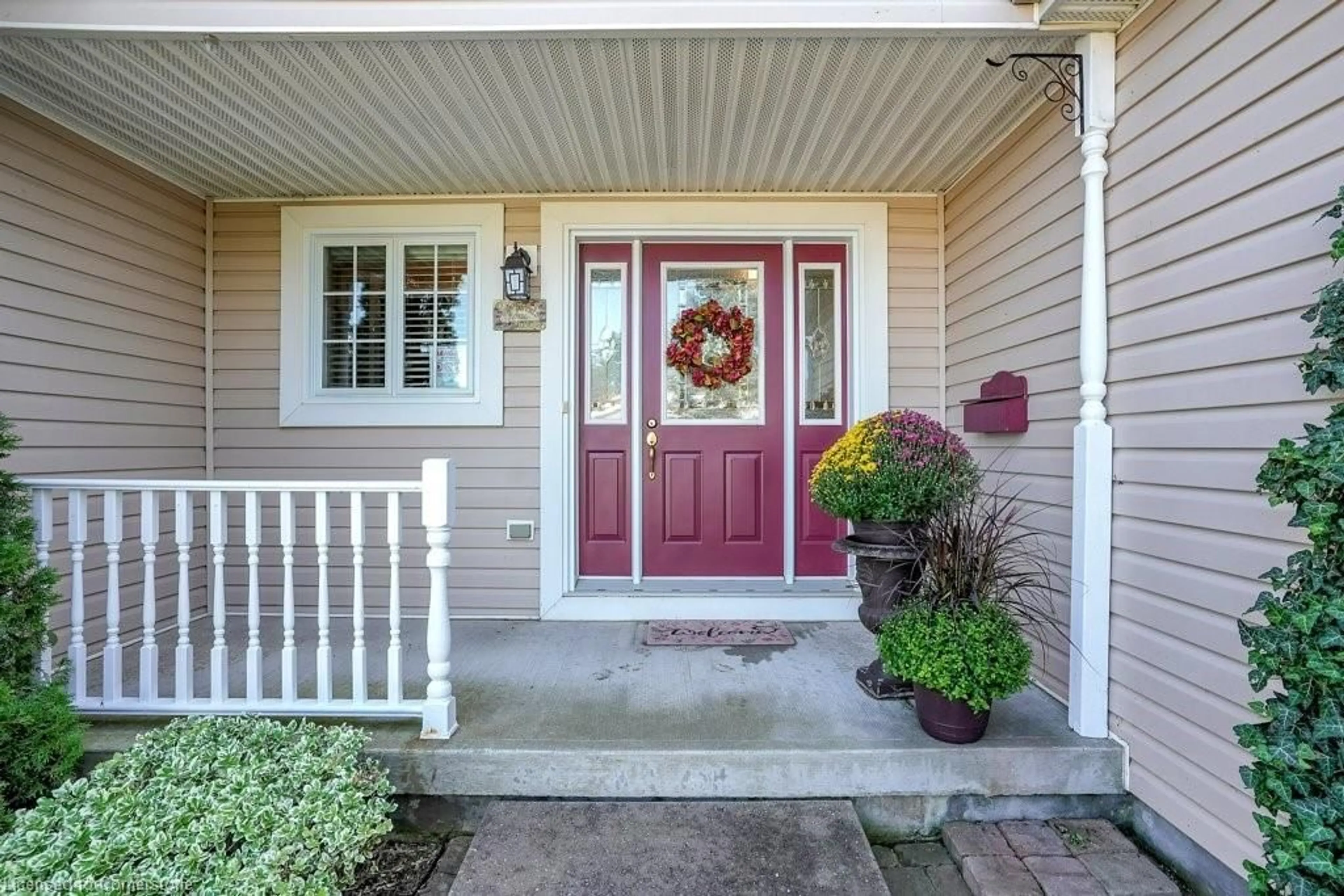 Indoor entryway, wood floors for 104 Dunadry Lane, Freelton Ontario L8B 1A5