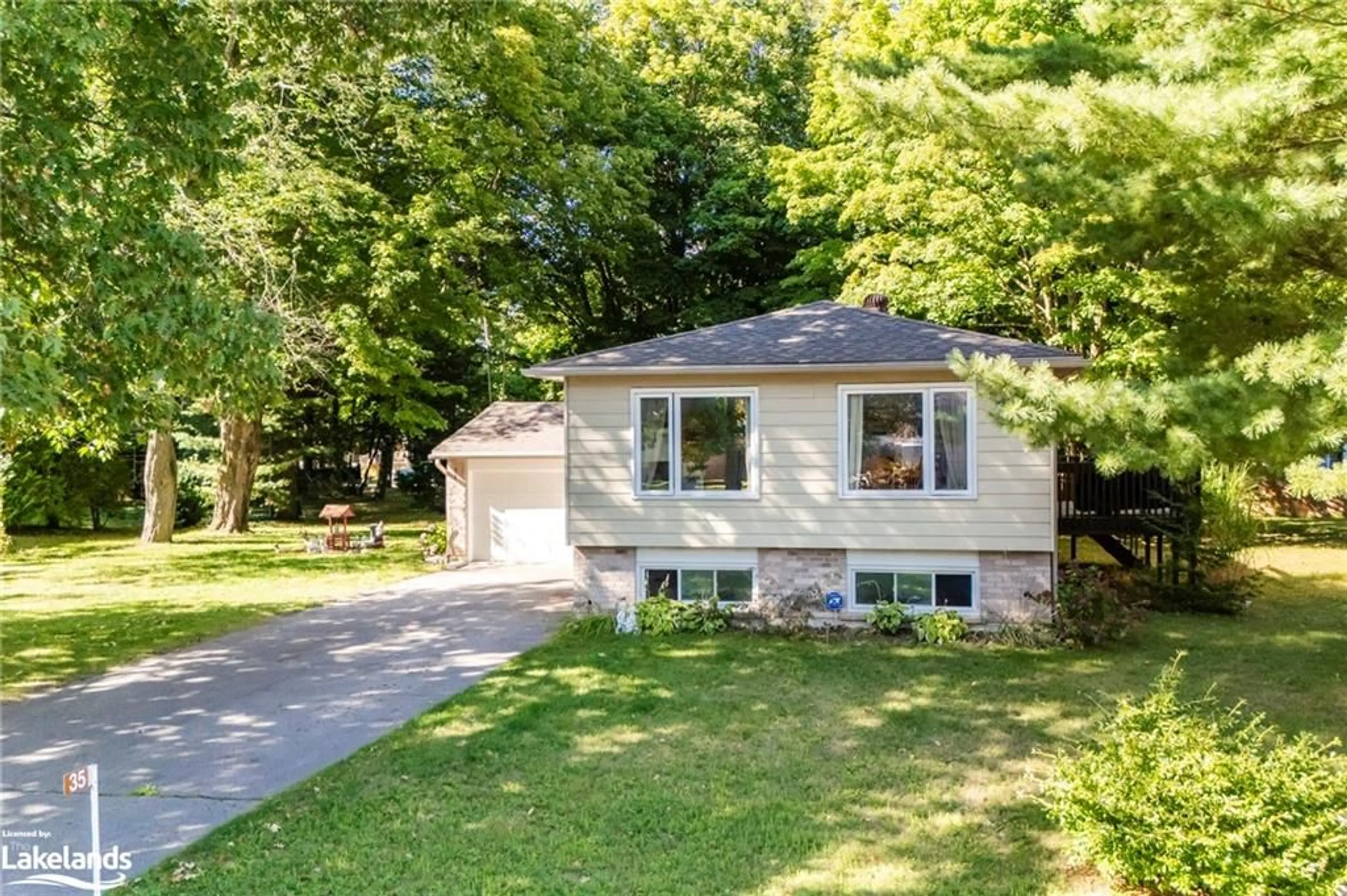 Frontside or backside of a home, cottage for 35 Dorcas Ave, Wyevale Ontario L0L 2T0