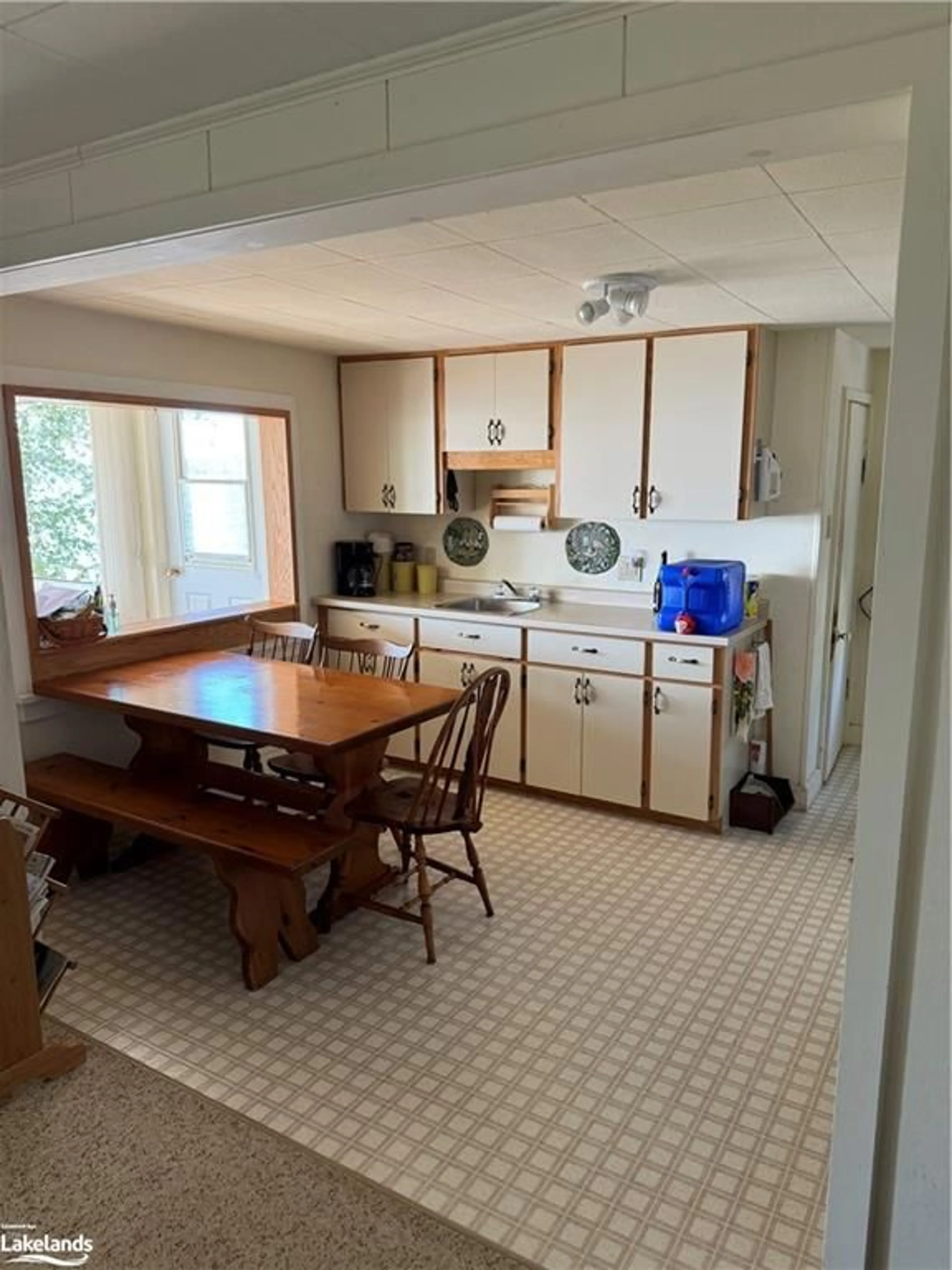 Standard kitchen, unknown floor, cottage for 174A Cedar Pt Rd, Callander Ontario P0H 1H0