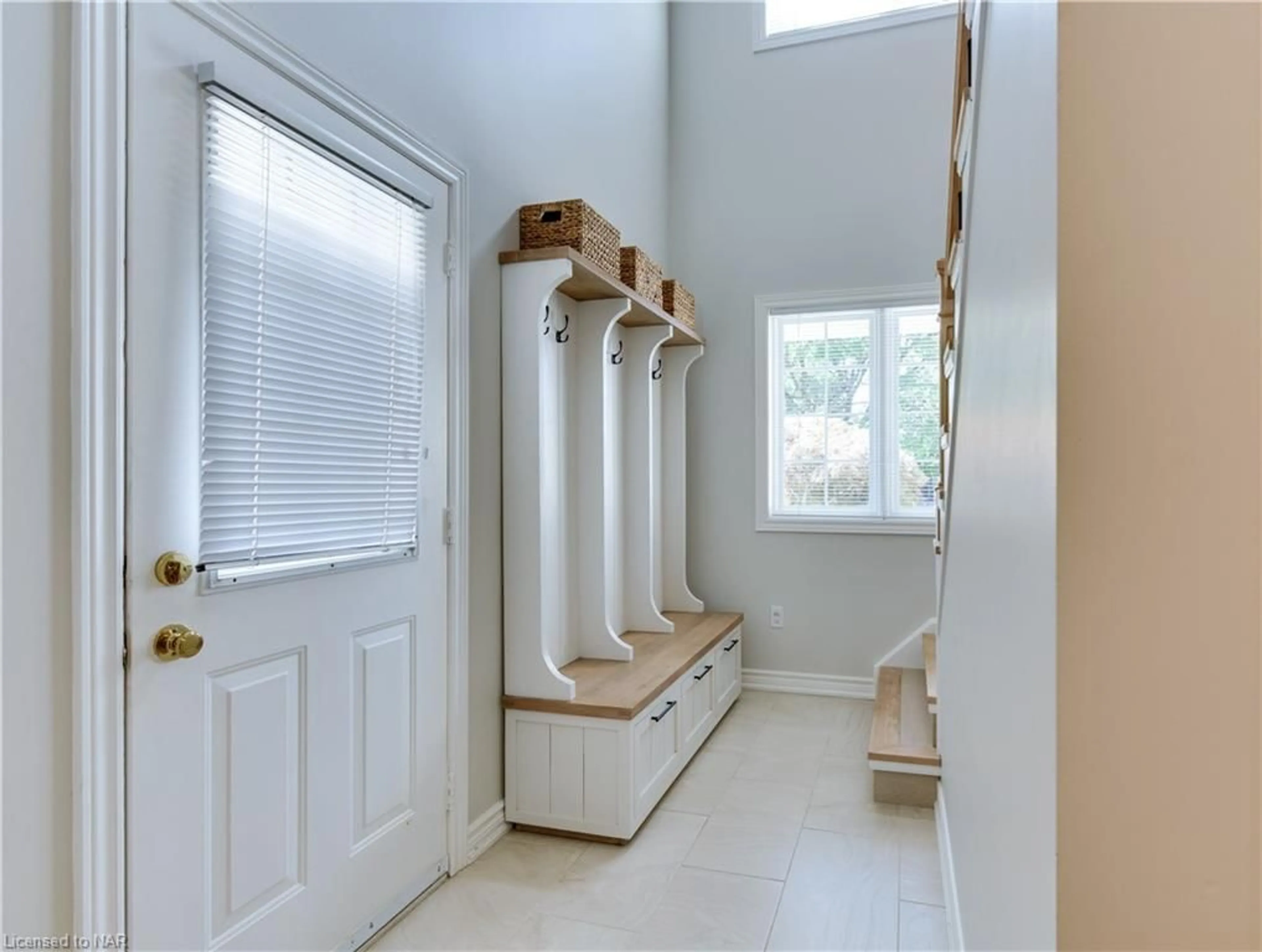 Indoor entryway, wood floors for 5 Saddler Street, Fonthill Ontario L0S 1E4