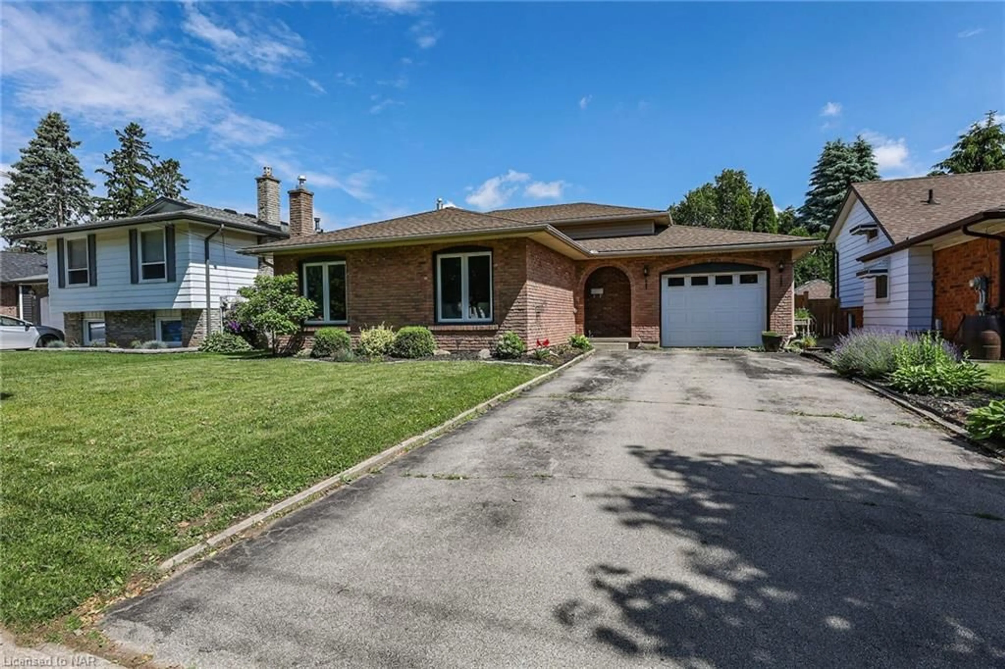 Frontside or backside of a home for 6471 Riall St, Niagara Falls Ontario L2J 1Z4