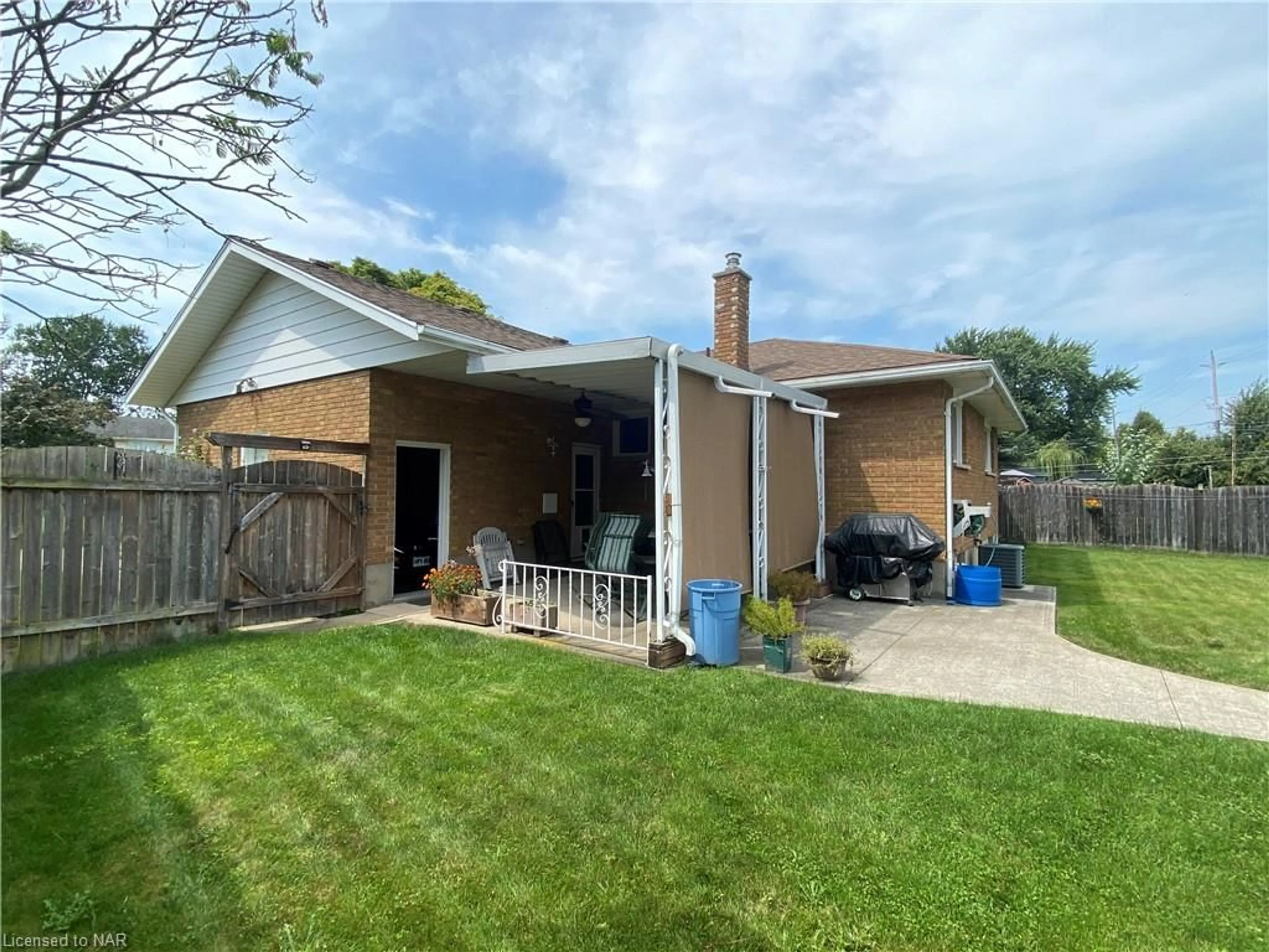 Frontside or backside of a home for 22 Westdale Dr, Welland Ontario L3C 2S2