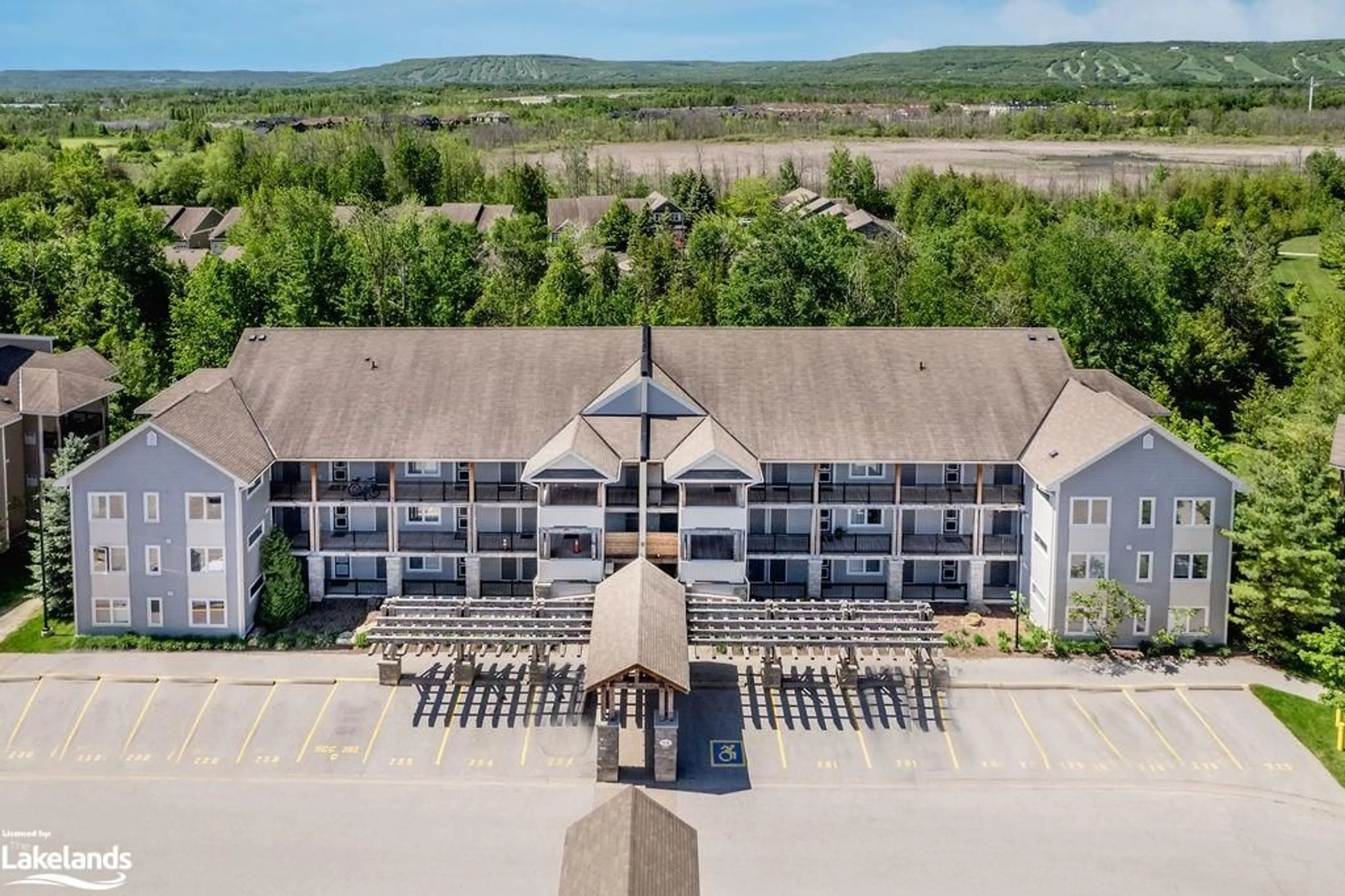 A pic from exterior of the house or condo, the front or back of building for 4 Brandy Lane Dr #308, Collingwood Ontario L9Y 5B3