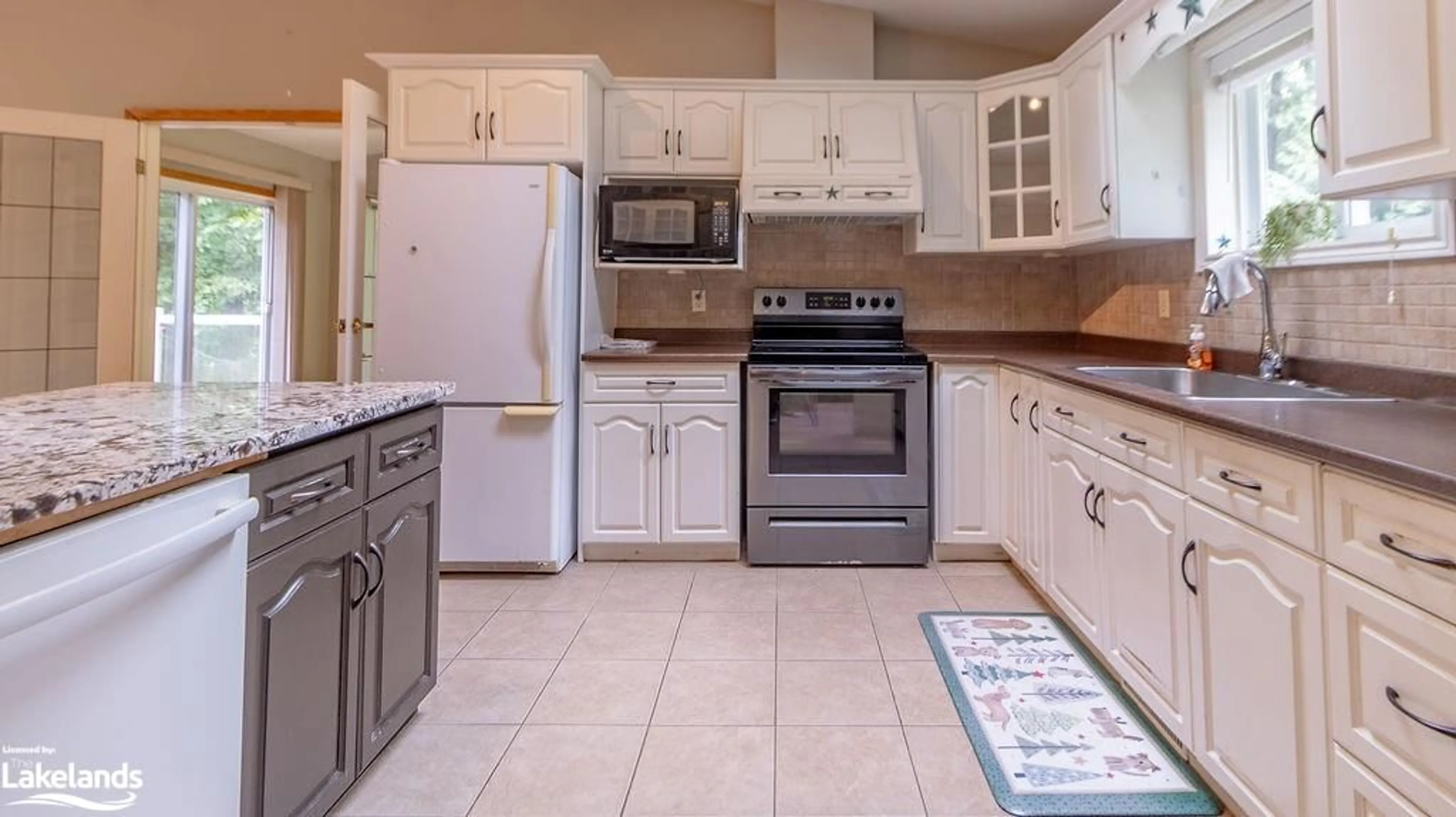 Standard kitchen, ceramic floors, cottage for 4244 Muskoka Road 117, Baysville Ontario P0B 1A0