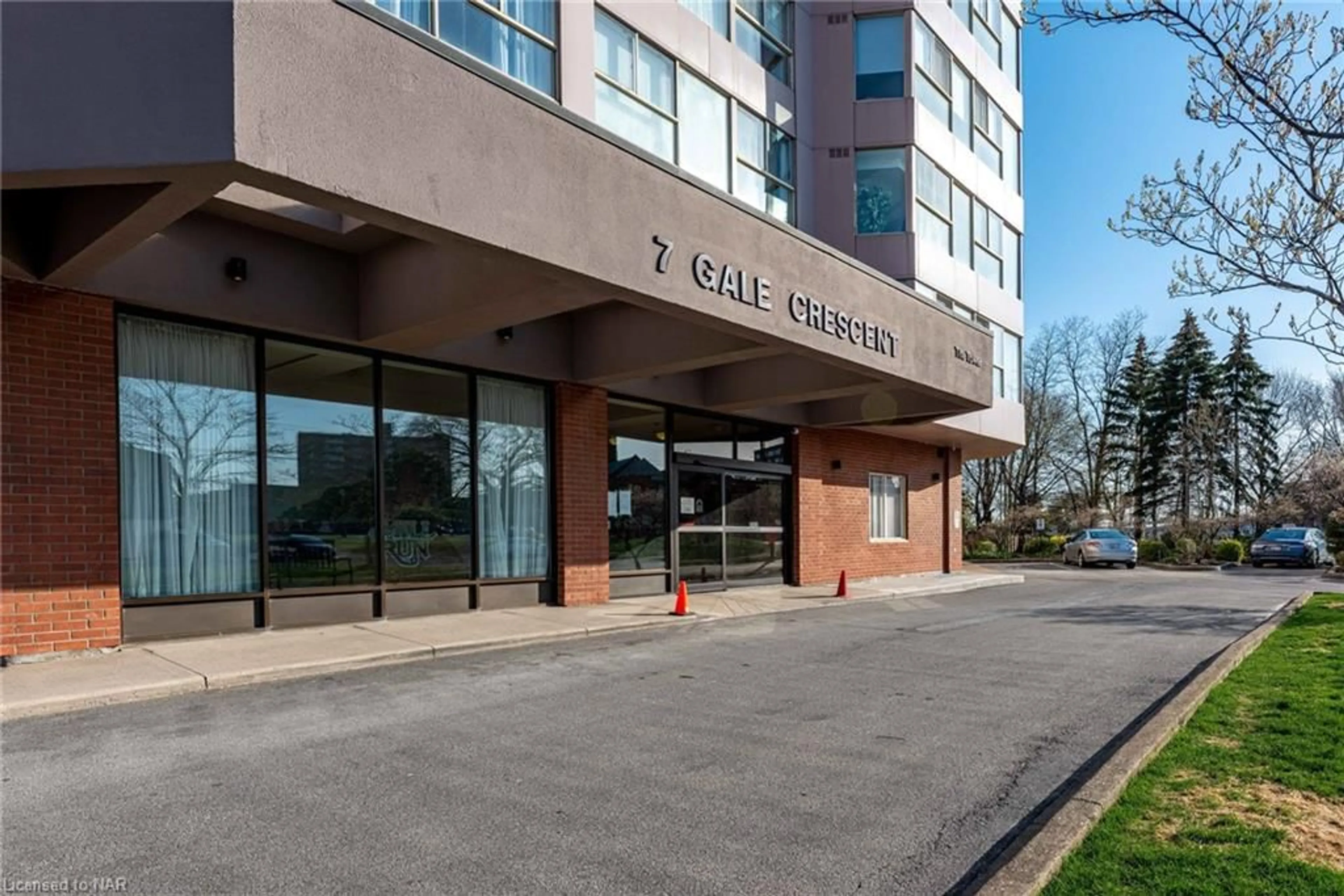 Indoor foyer for 7 Gale Cres #PH 4, St. Catharines Ontario L2R 7M8