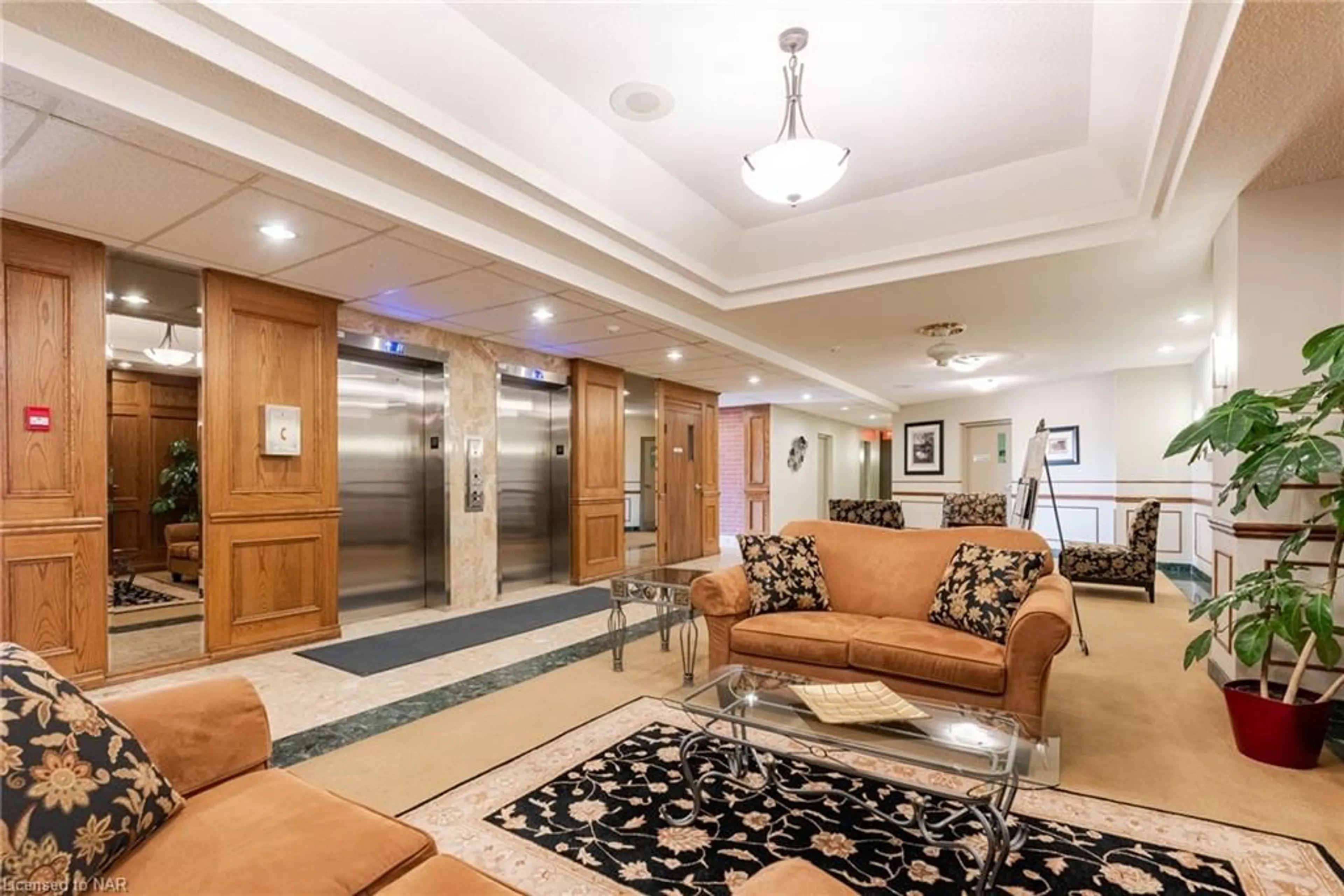 Indoor lobby, carpet floors for 7 Gale Cres #PH 4, St. Catharines Ontario L2R 7M8