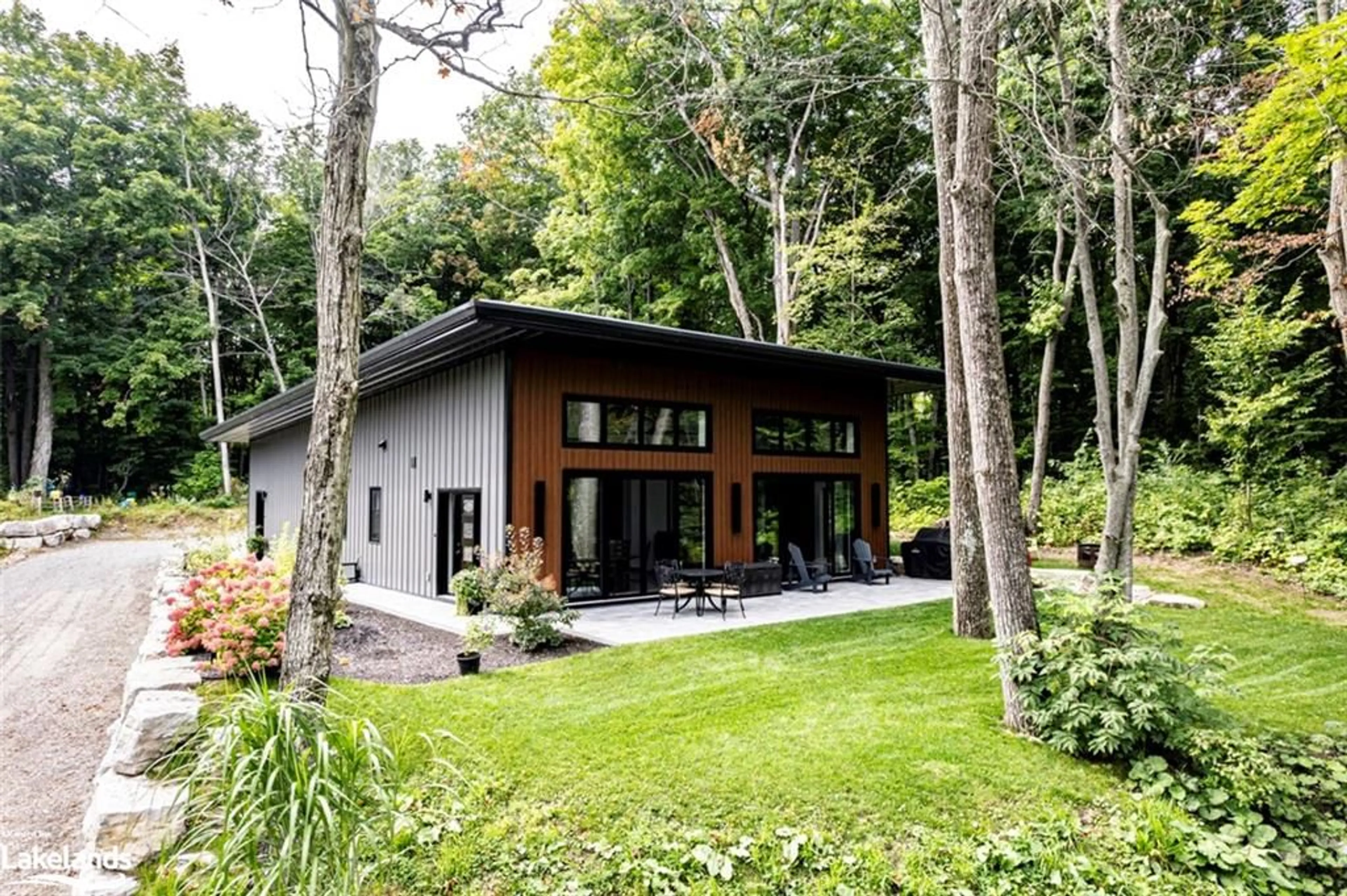 Frontside or backside of a home, cottage for 1584 Champlain Rd, Tiny Ontario L9M 0C1