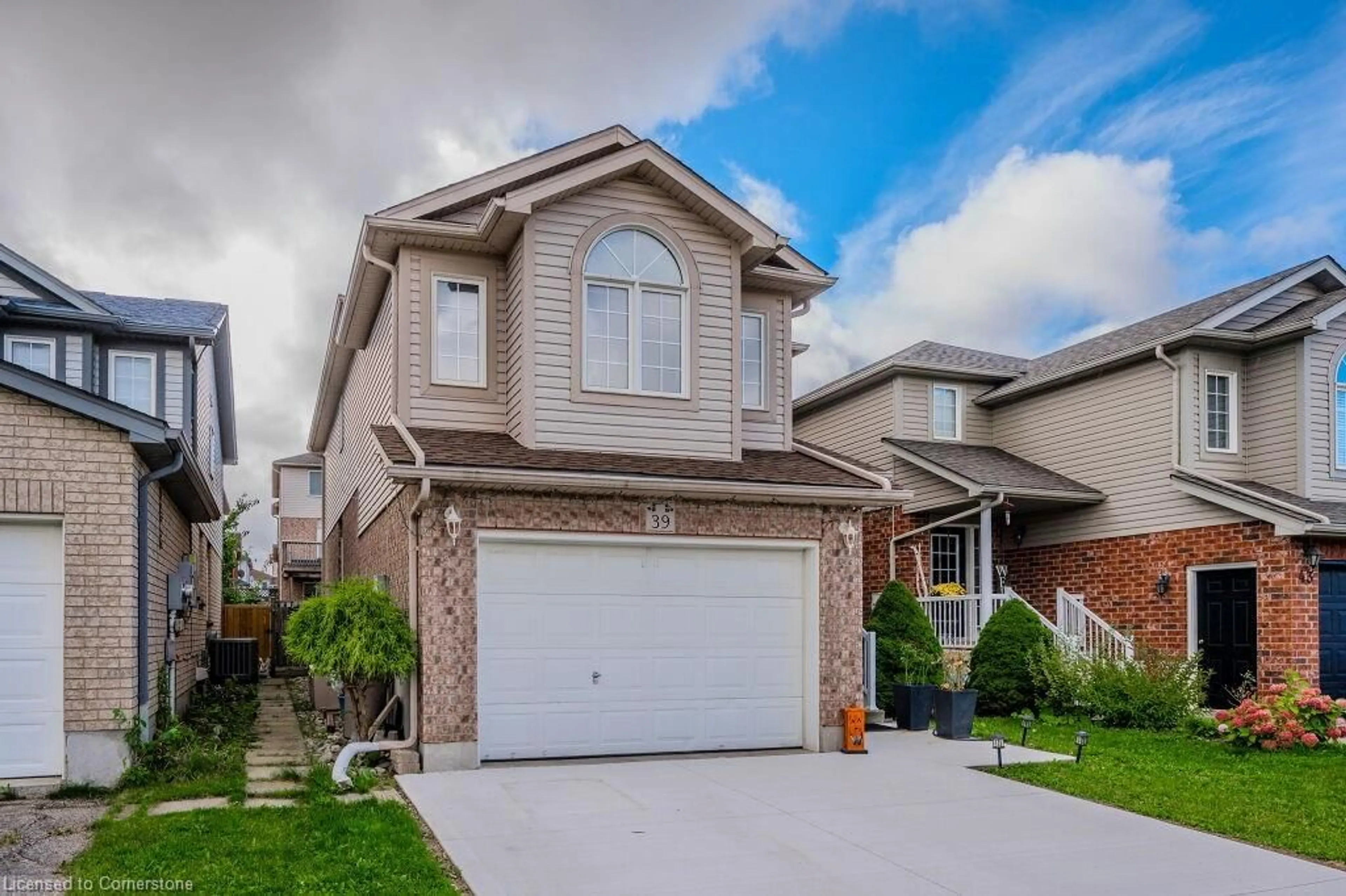 Frontside or backside of a home for 39 Peach Blossom Cres, Kitchener Ontario N2E 3Z7