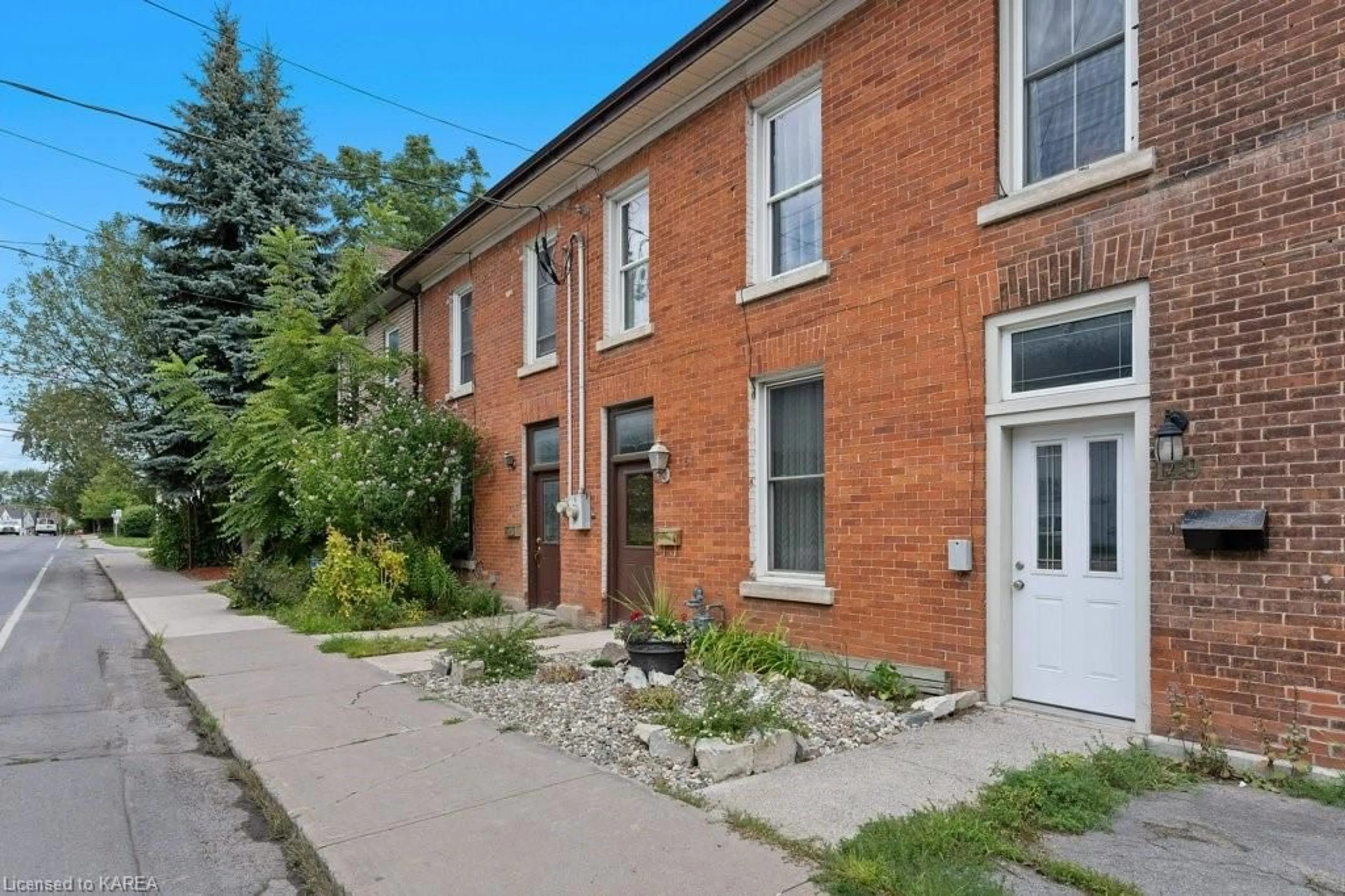 A pic from exterior of the house or condo for 151 Montreal St, Kingston Ontario K7K 3G2