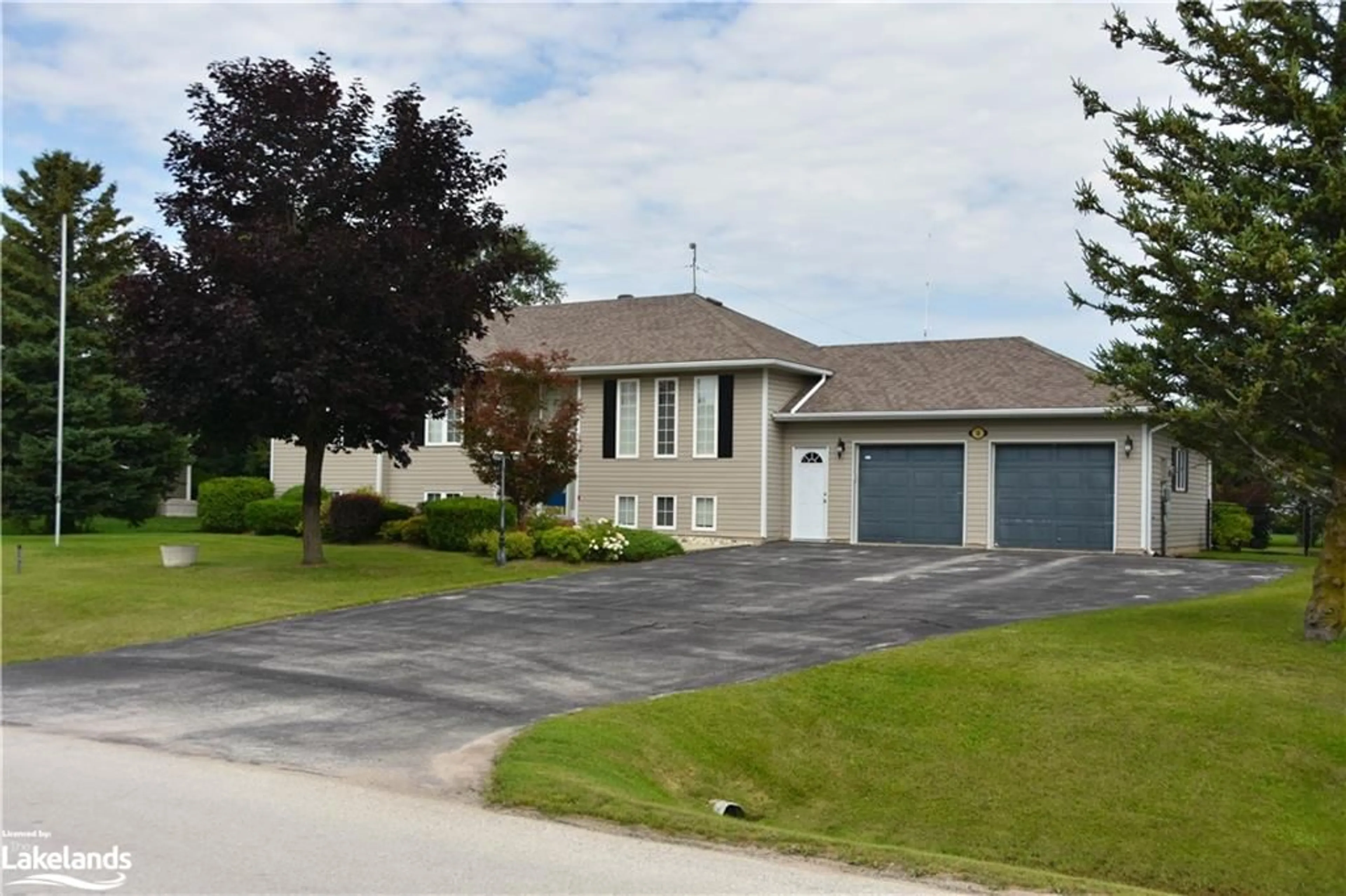 Frontside or backside of a home, the street view for 38 Mckean Blvd, Nottawa Ontario L0M 1P0