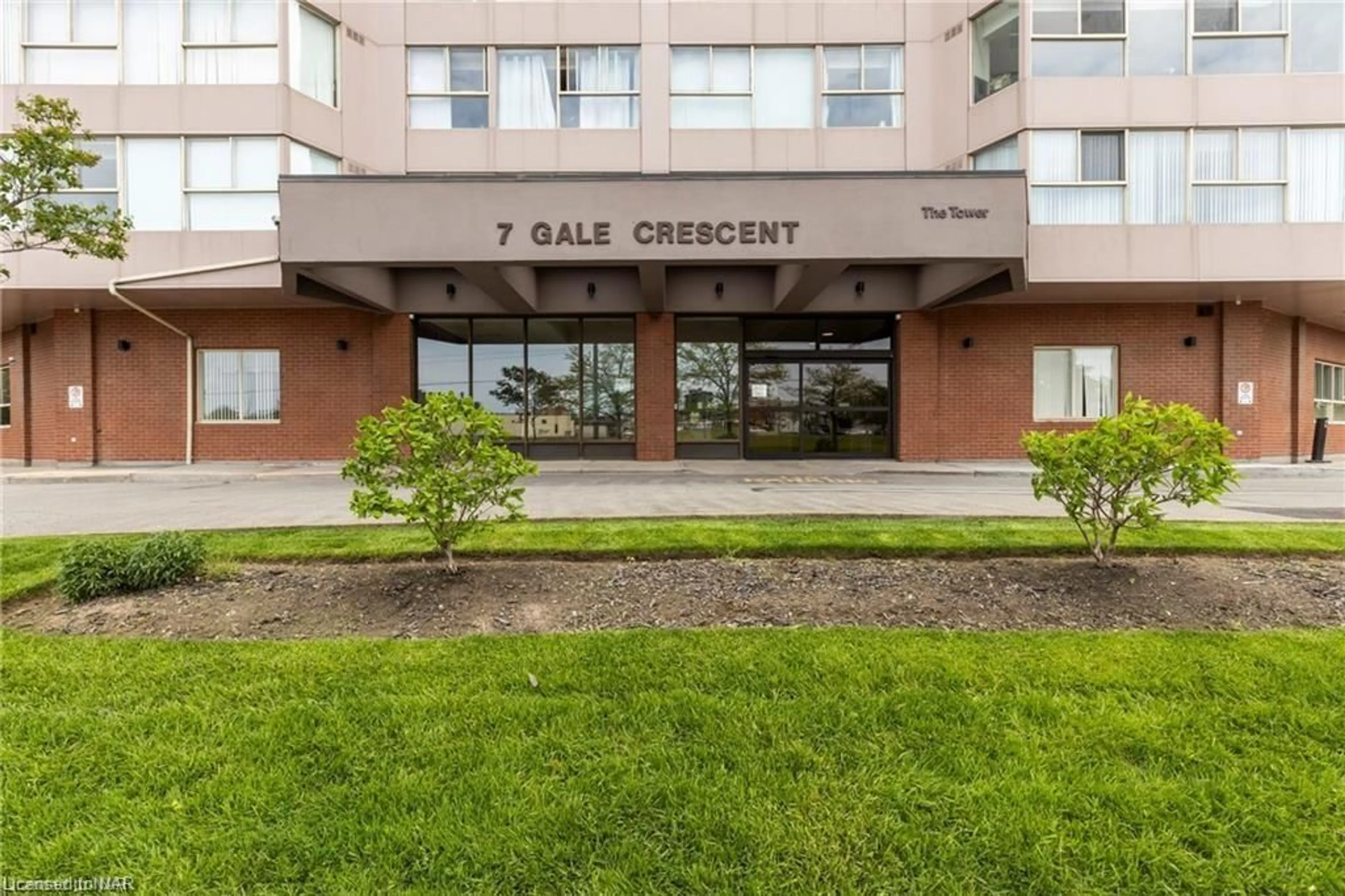 Indoor lobby, cement floor for 7 Gale Cres #407, St. Catharines Ontario L2R 7M8