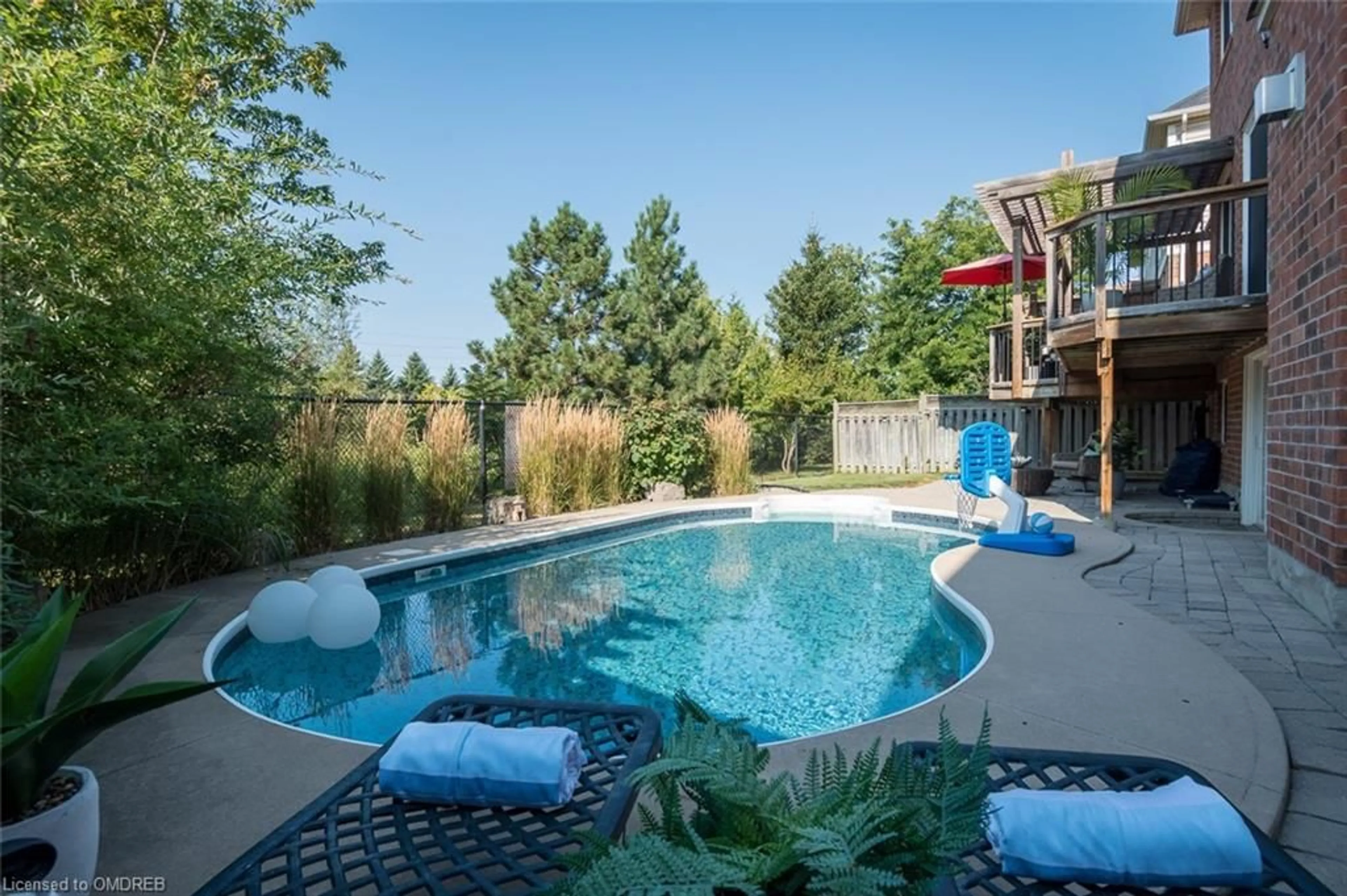 Indoor or outdoor pool for 896 Hollinrake Cres, Milton Ontario L9T 5T8