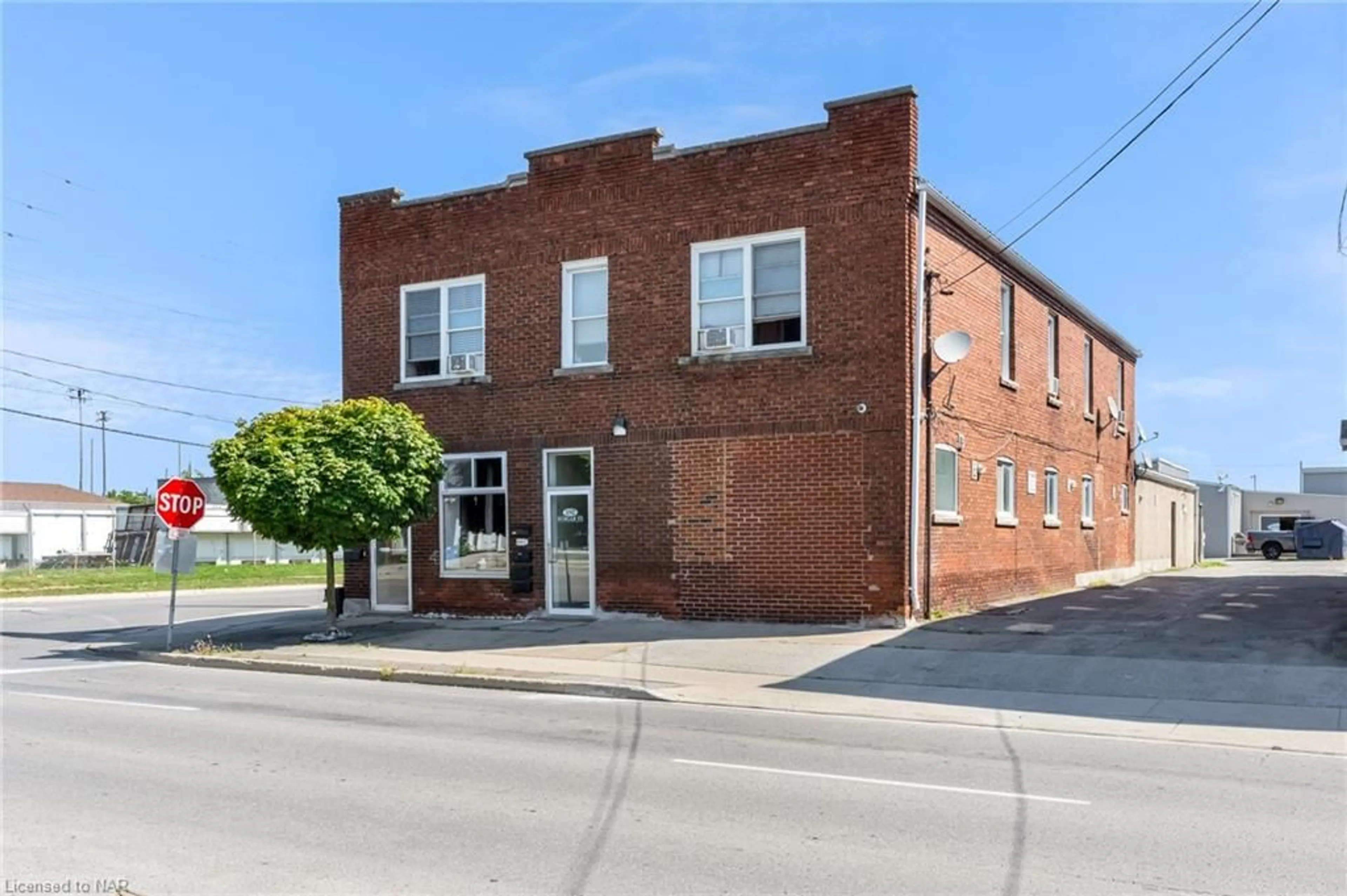 Home with brick exterior material for 192/194 Burgar St, Welland Ontario L3B 2T4