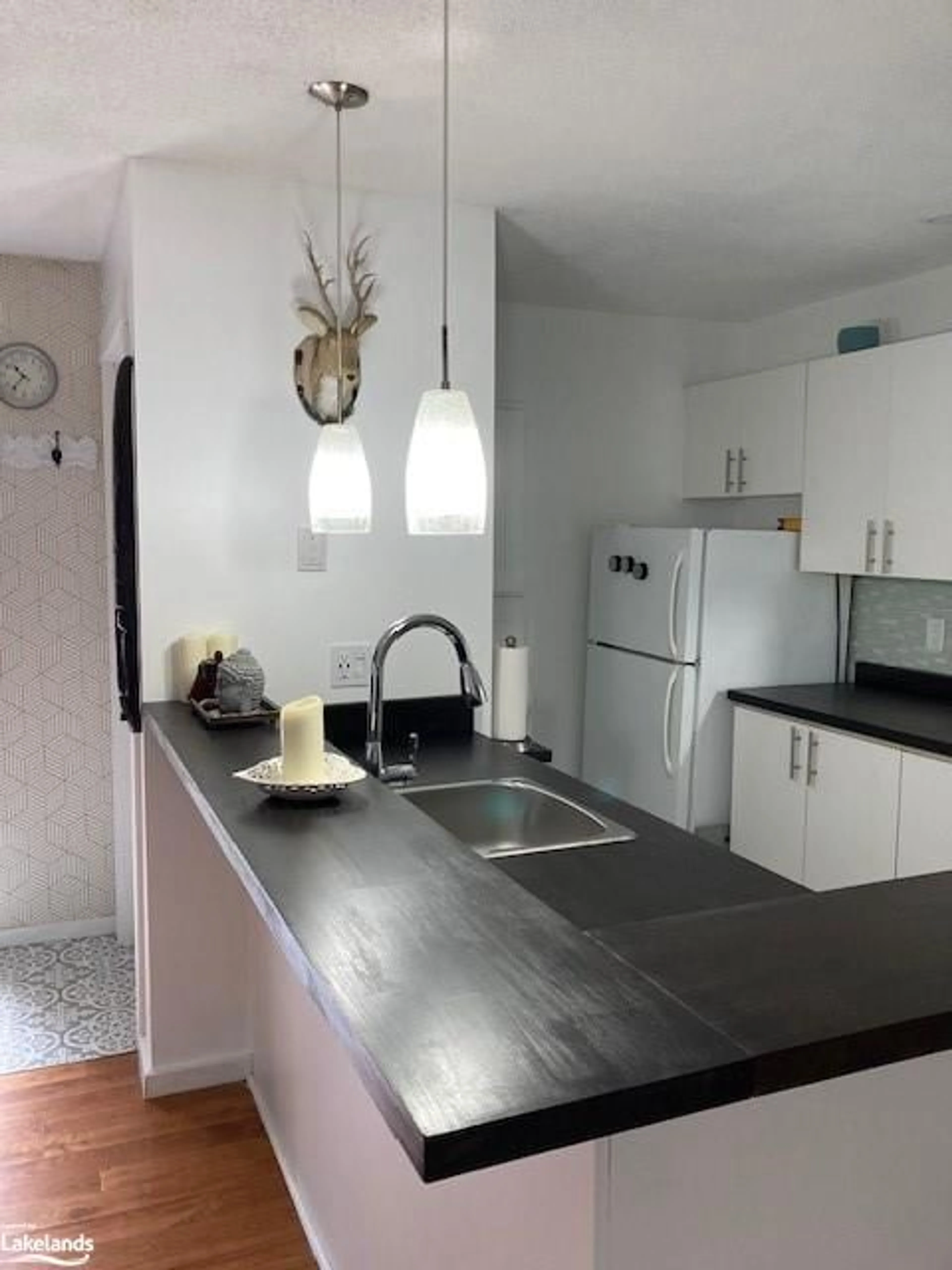 Standard kitchen, cottage for 23 Dawson Dr #104, Collingwood Ontario L9Y 5B4