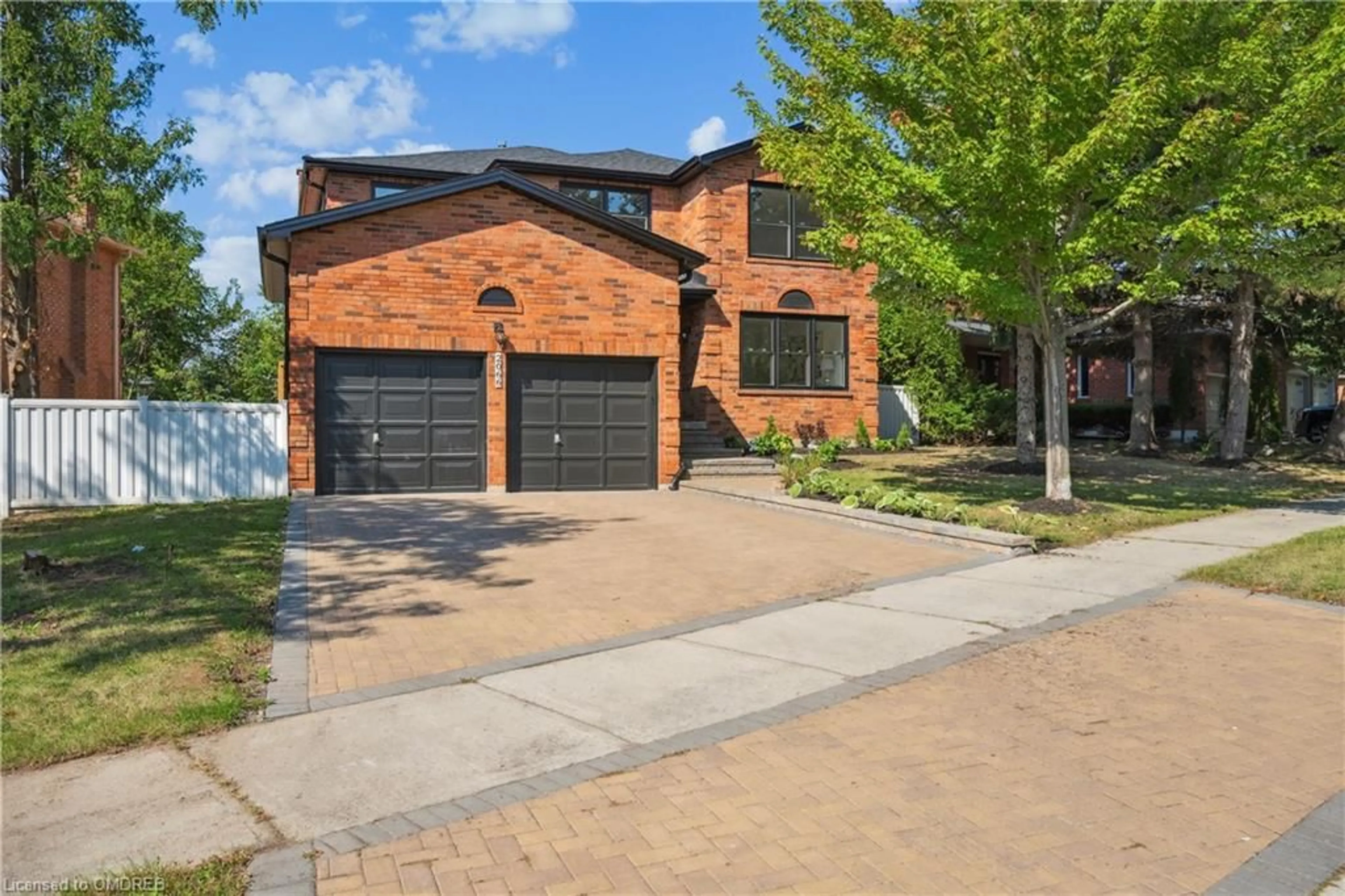 Home with brick exterior material for 2066 Castlefield Cres, Oakville Ontario L6H 5B3