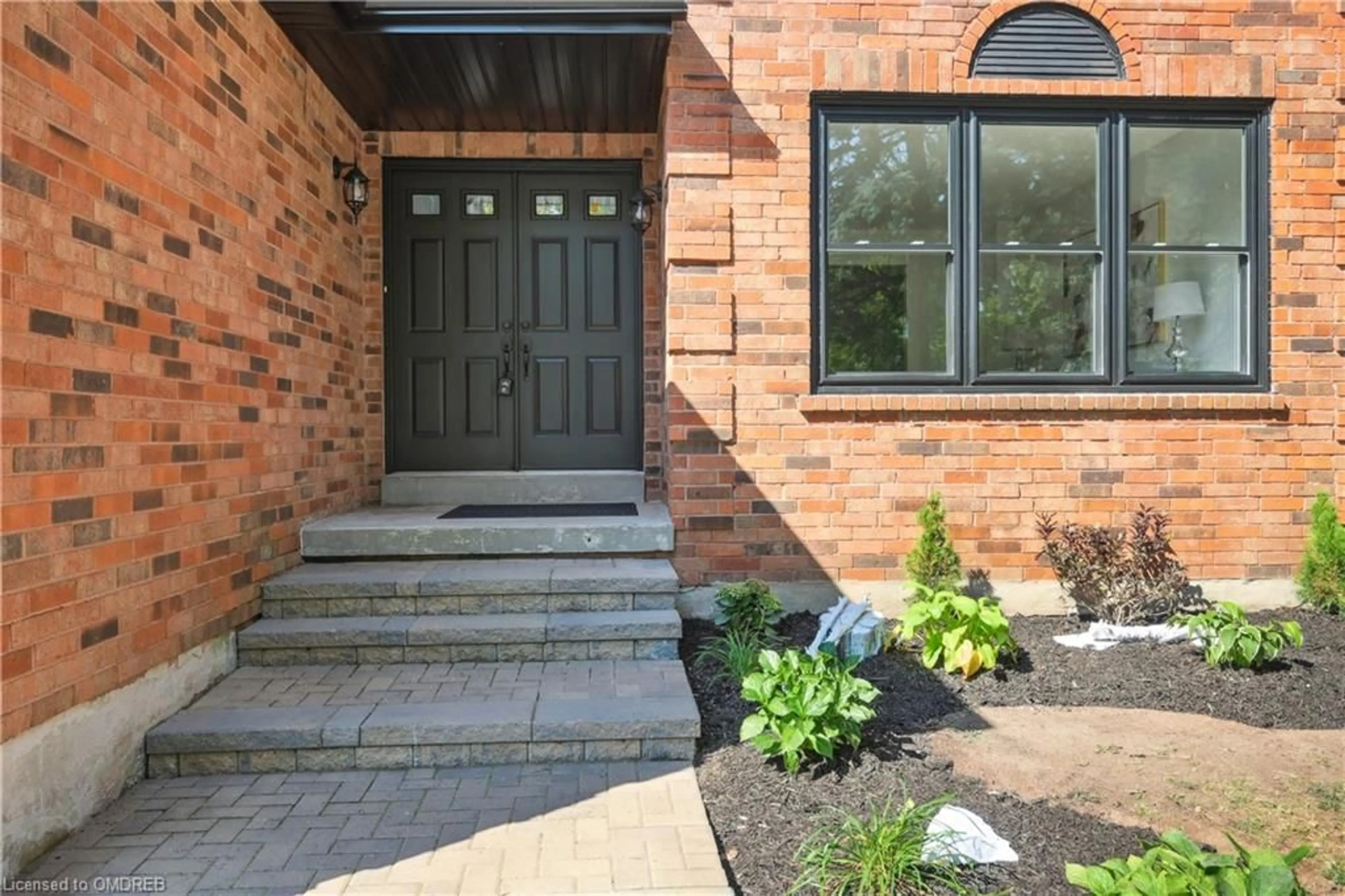 Home with brick exterior material for 2066 Castlefield Cres, Oakville Ontario L6H 5B3