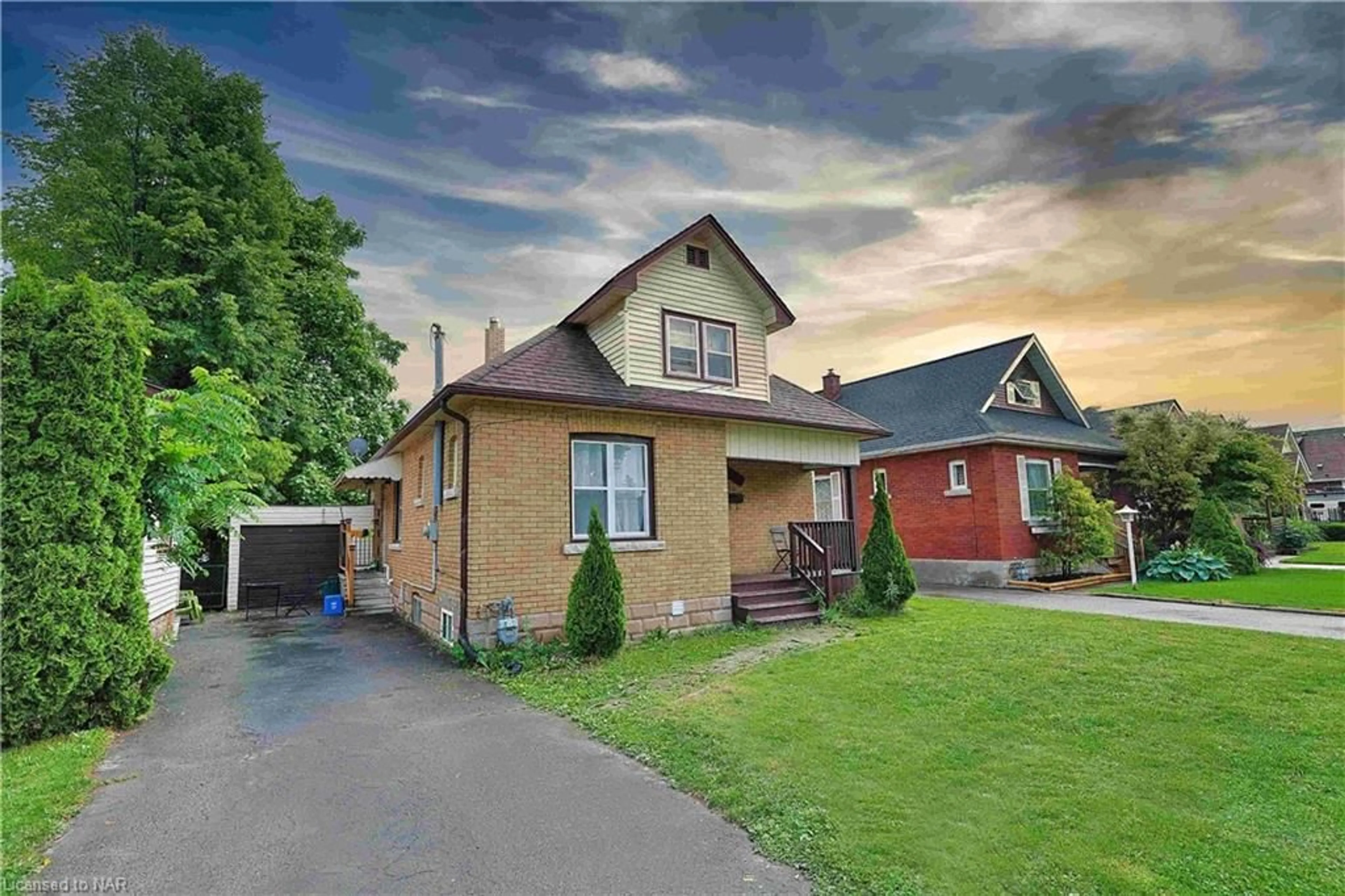 Frontside or backside of a home, cottage for 6462 Barker St, Niagara Falls Ontario L2G 1Y7