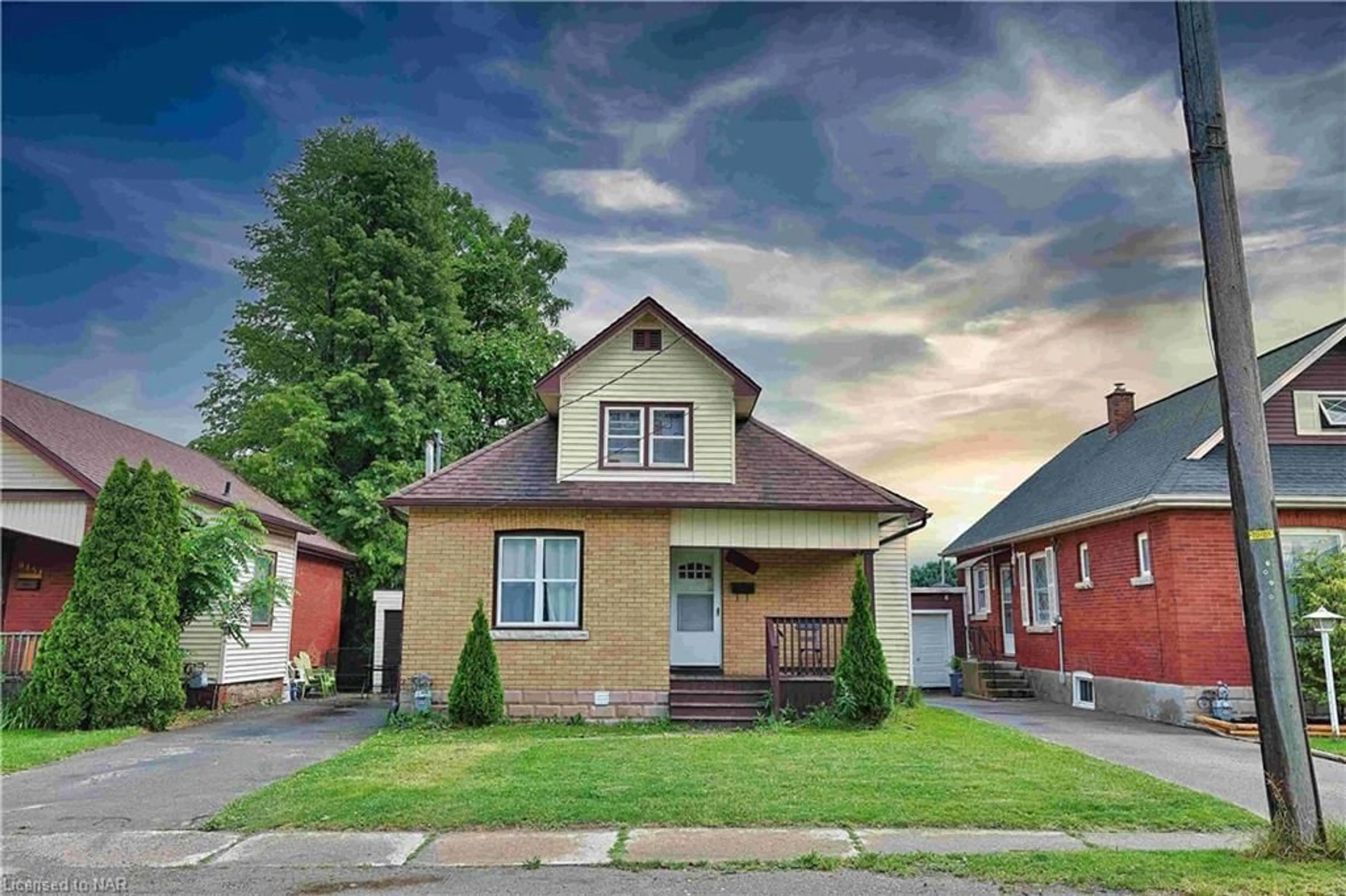 Frontside or backside of a home, cottage for 6462 Barker St, Niagara Falls Ontario L2G 1Y7