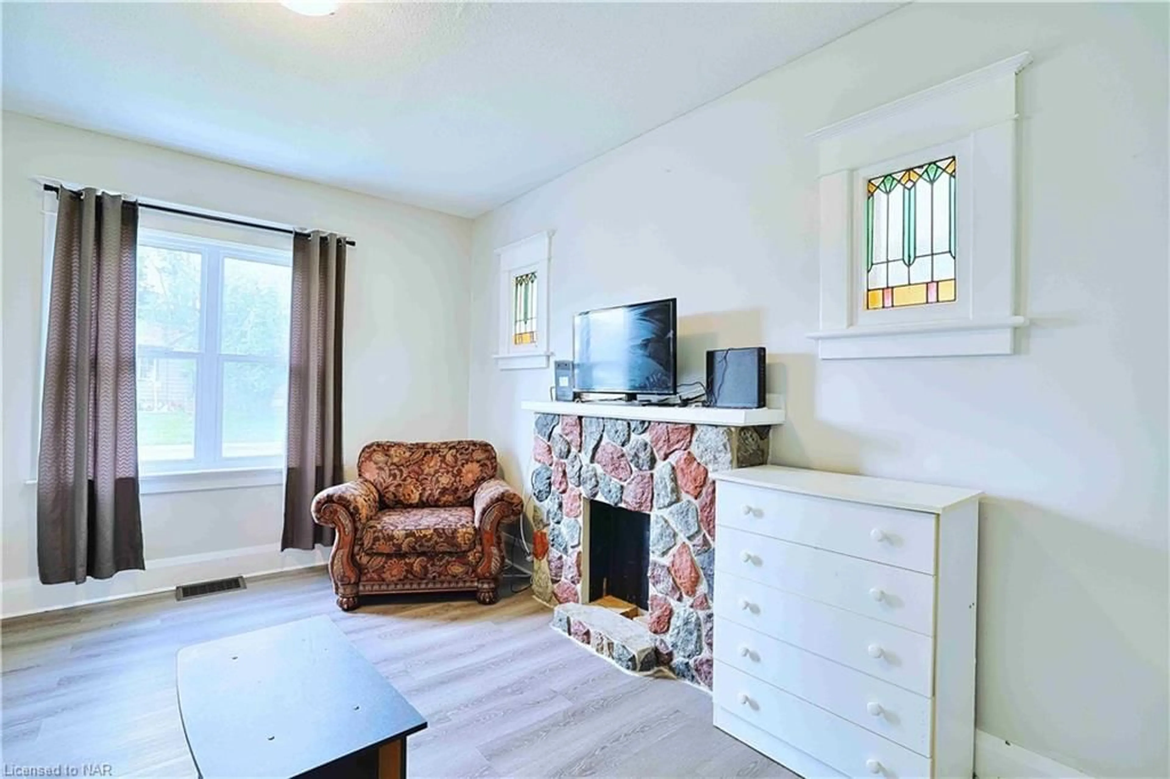 Living room, wood floors for 6462 Barker St, Niagara Falls Ontario L2G 1Y7