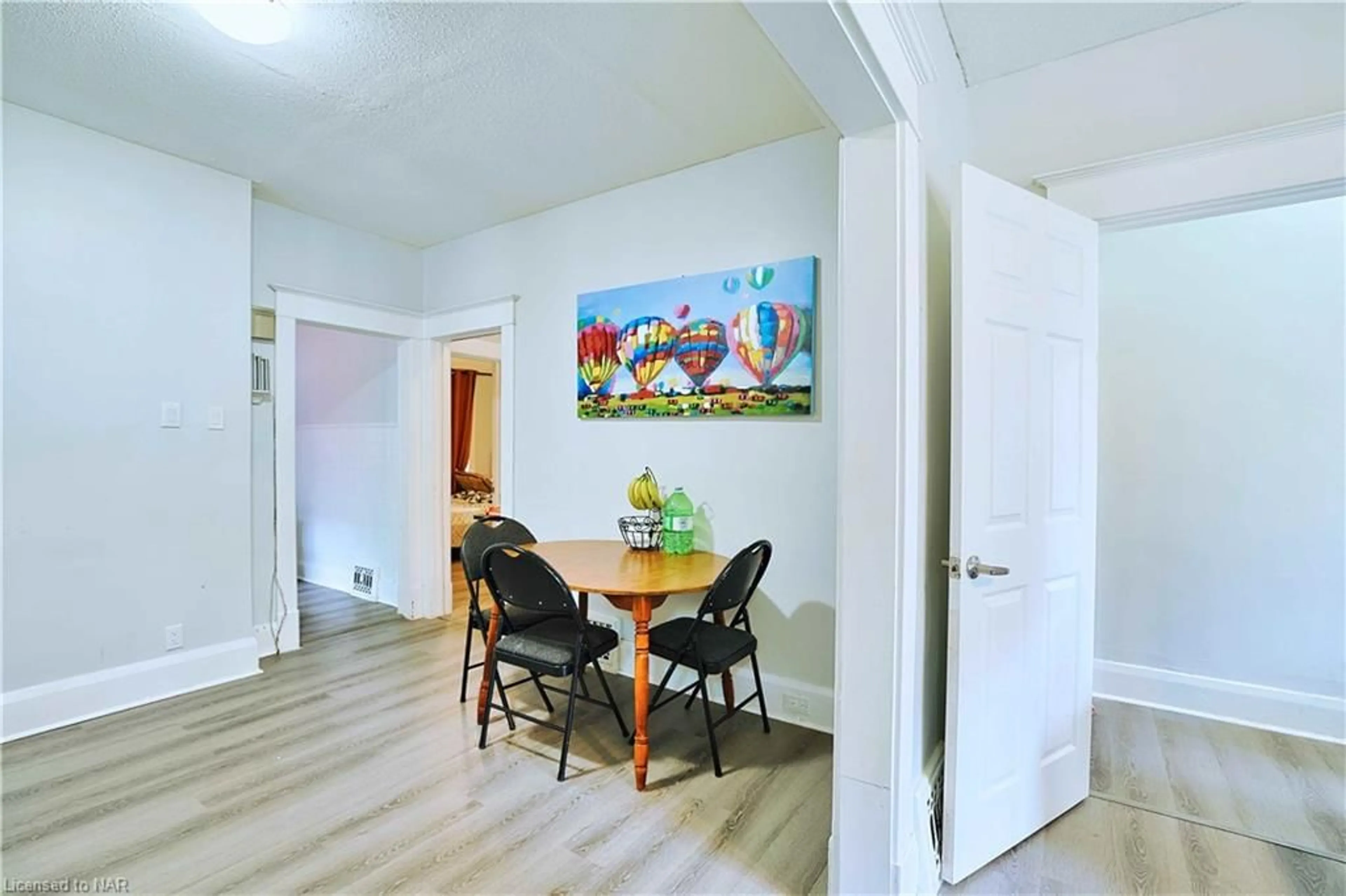 Dining room, wood floors, cottage for 6462 Barker St, Niagara Falls Ontario L2G 1Y7