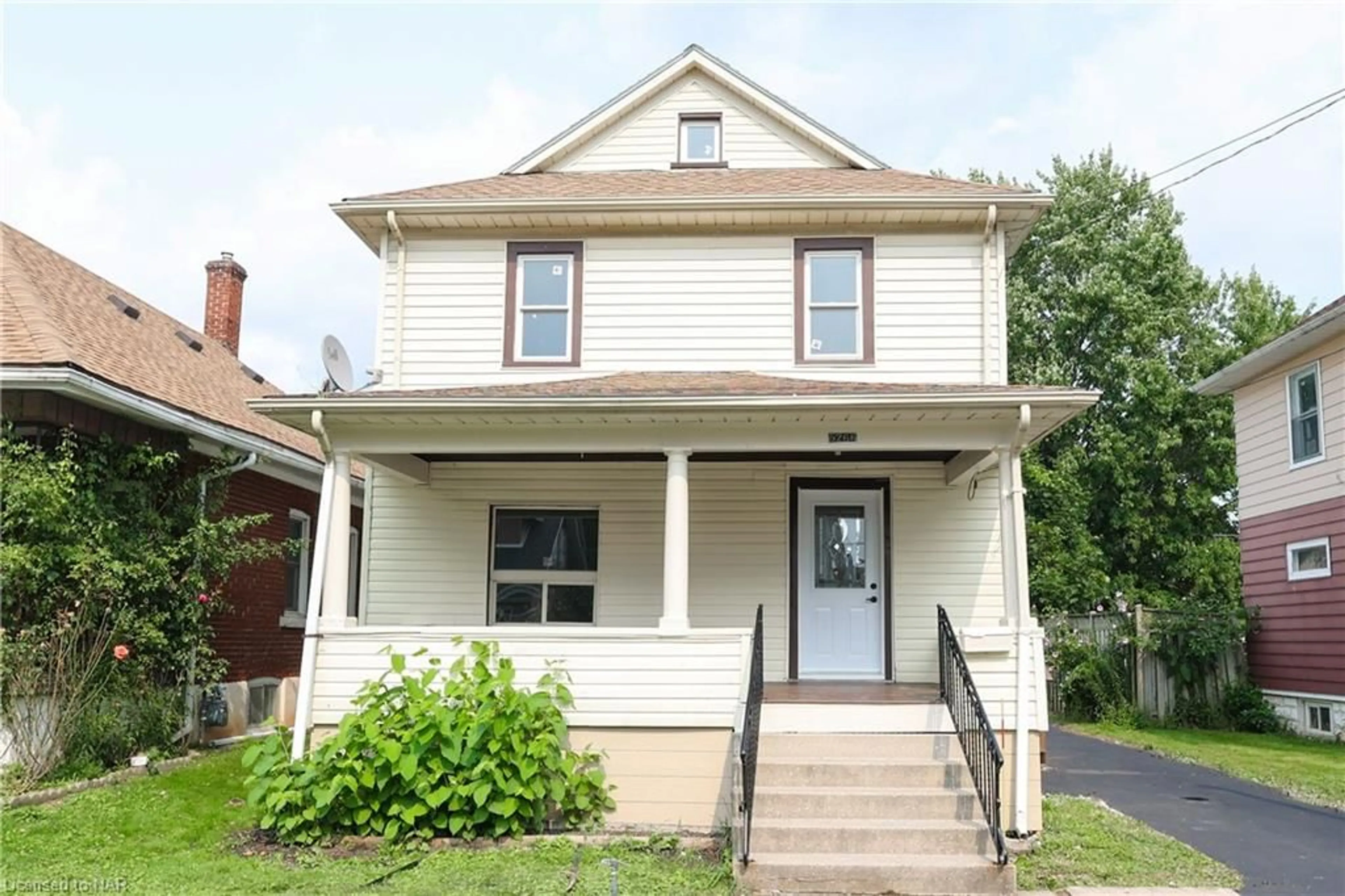 Frontside or backside of a home for 5266 Stuart Ave, Niagara Falls Ontario L2E 4M8