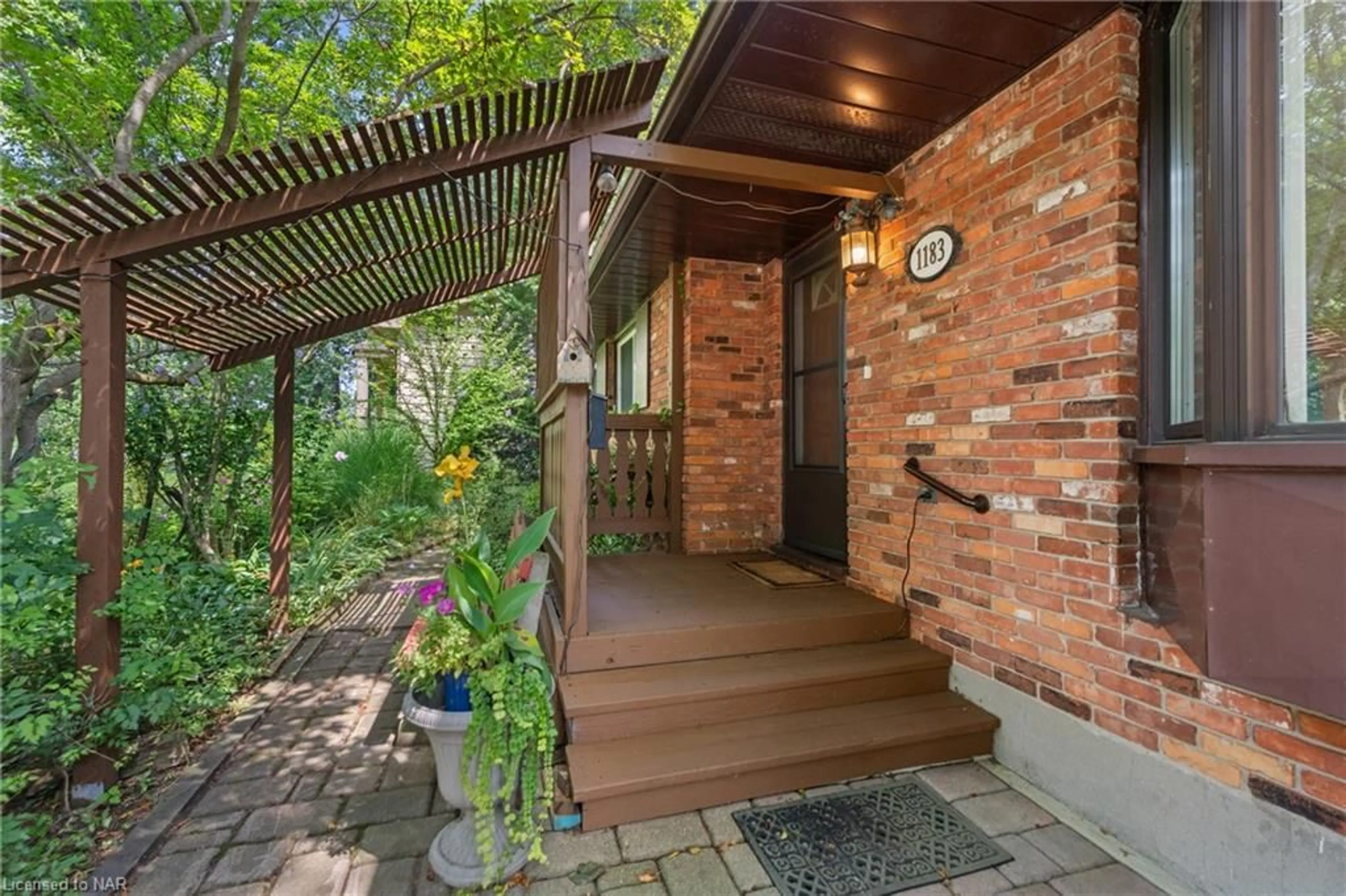 Patio, cottage for 1183 Haist St, Fonthill Ontario L0S 1E2