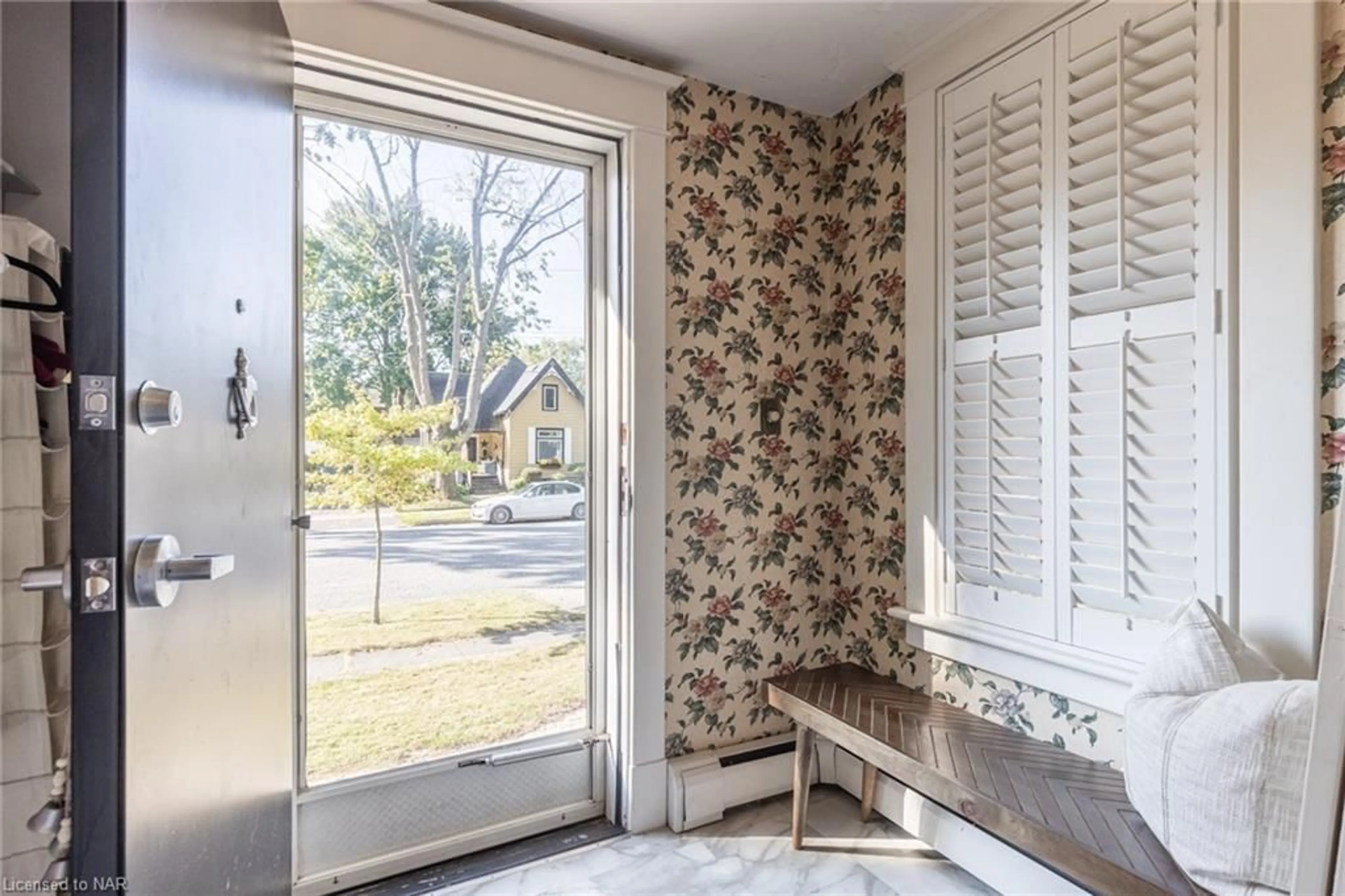 Indoor entryway, wood floors for 171 Alexandra St, Port Colborne Ontario L3K 2Y6