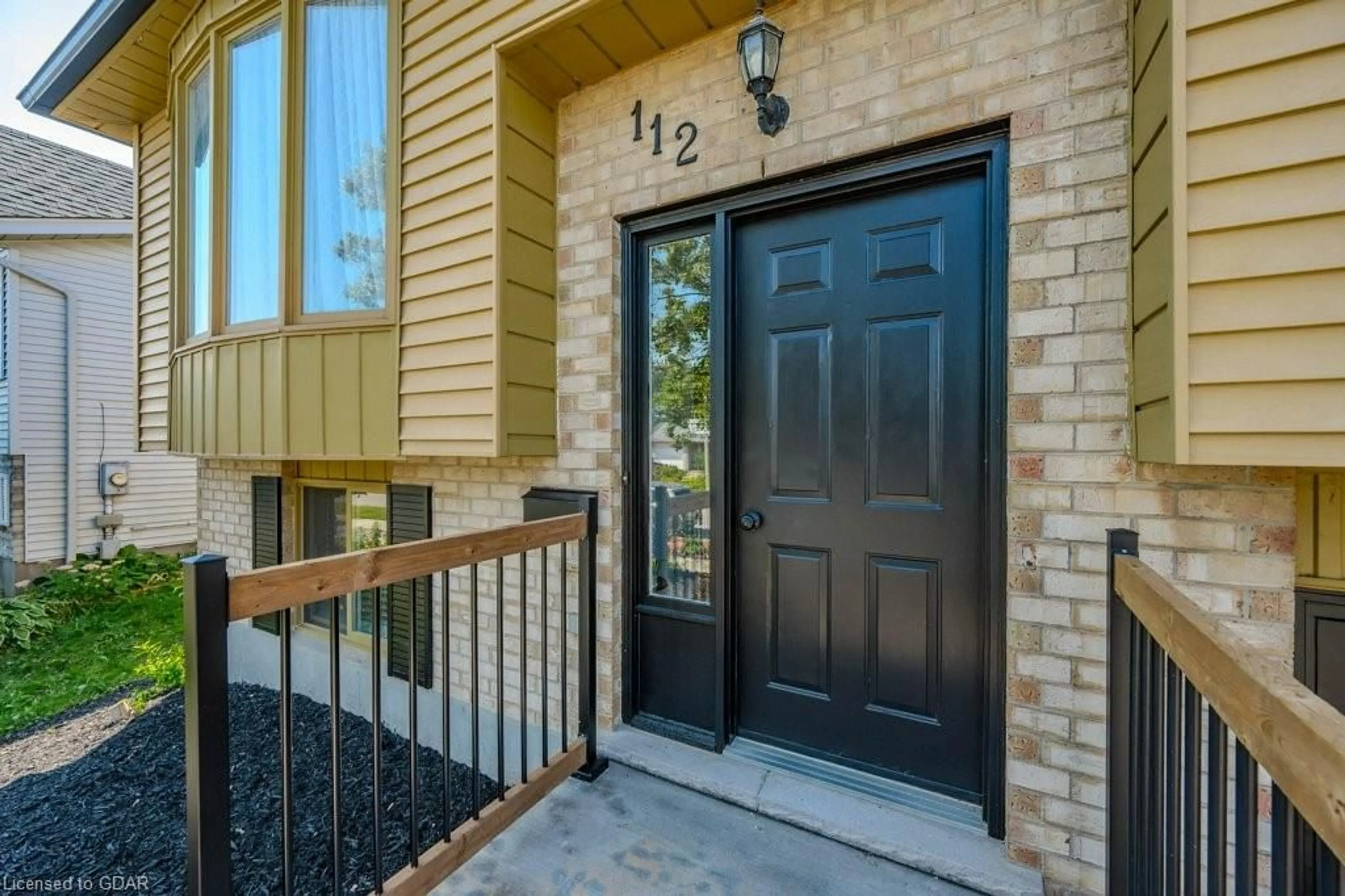 Indoor entryway, wood floors for 112 Freshmeadow Way, Guelph Ontario N1K 1P9