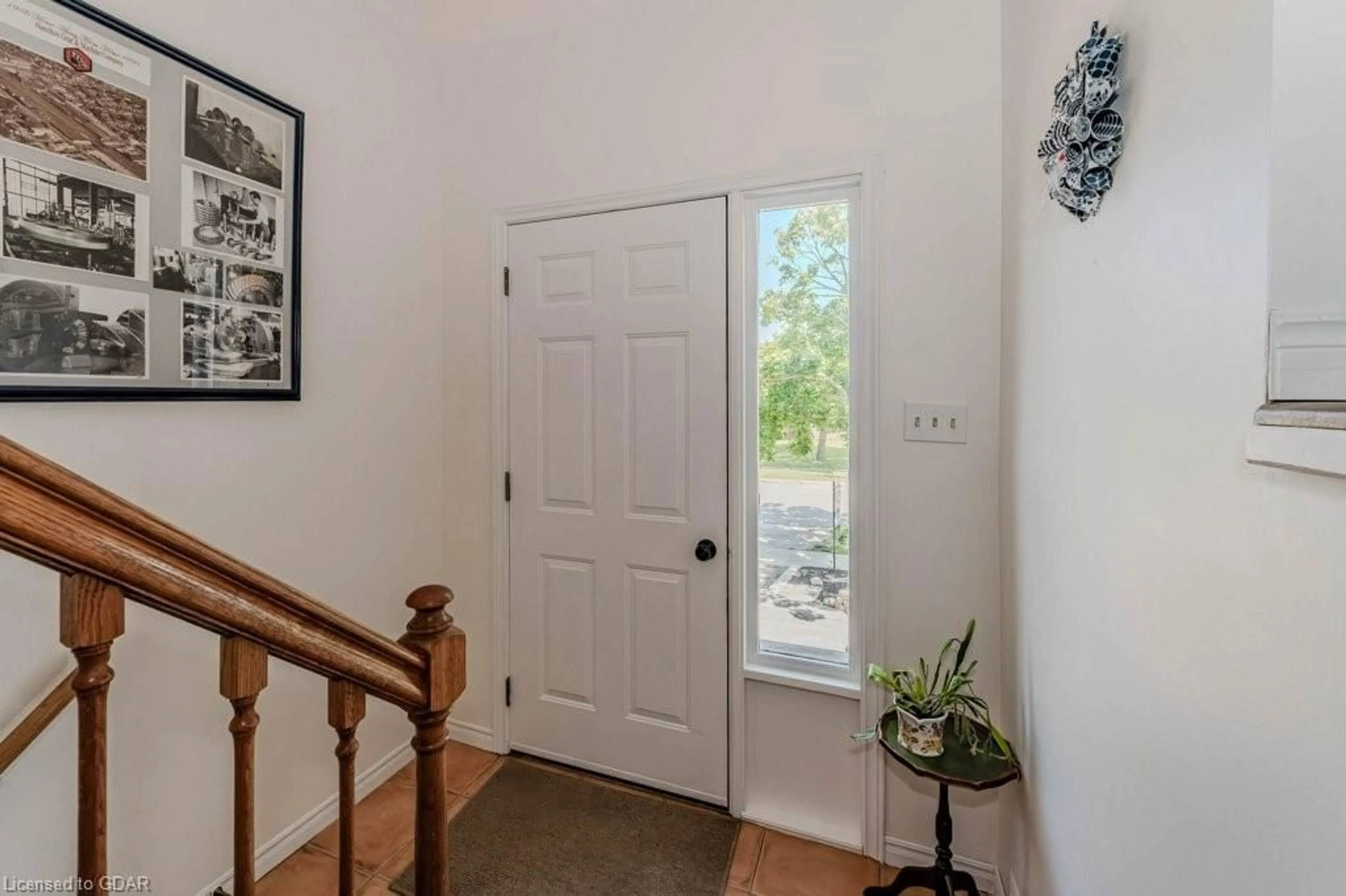 Indoor entryway, wood floors for 112 Freshmeadow Way, Guelph Ontario N1K 1P9