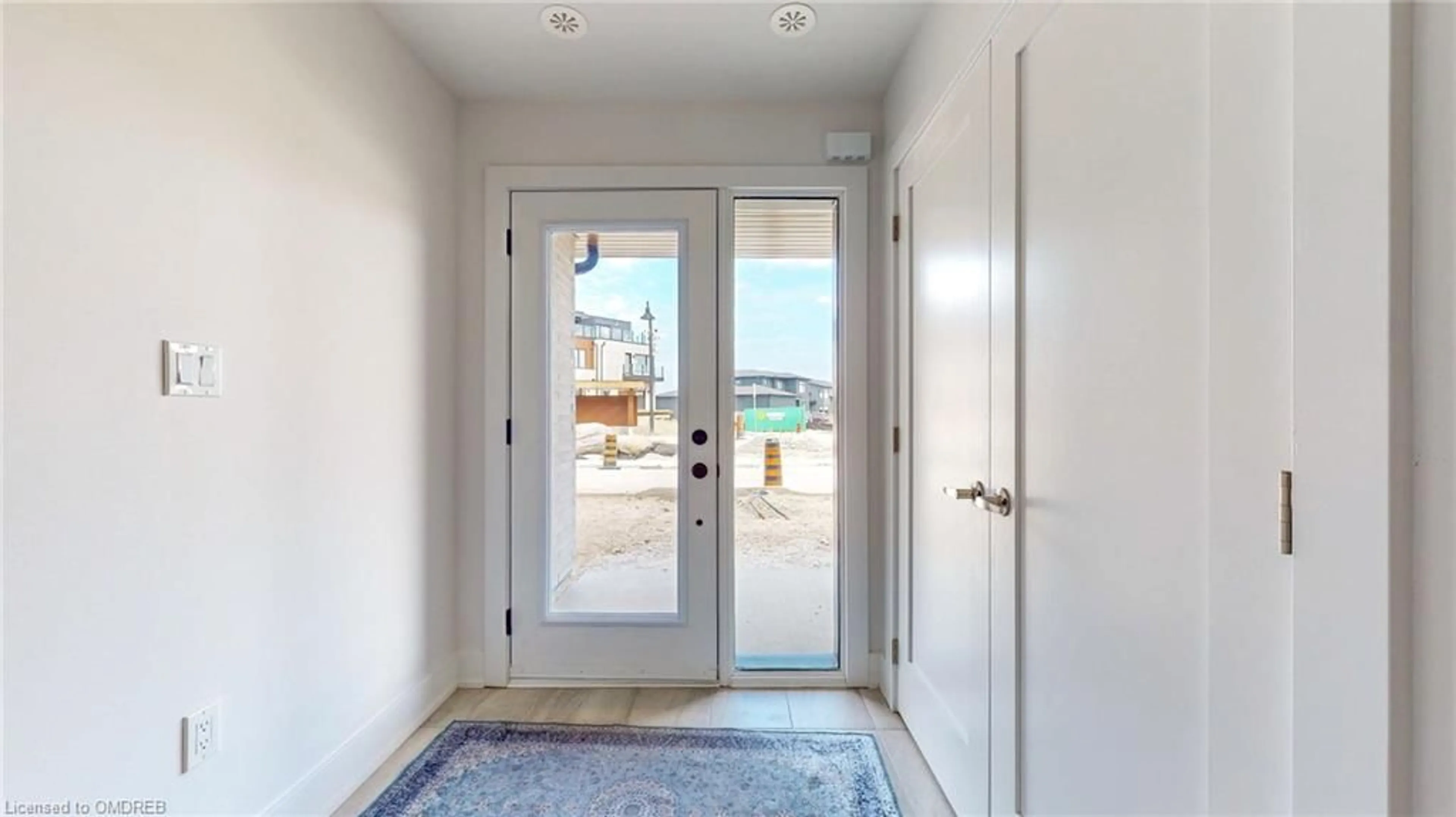 Indoor entryway, wood floors for 117 Sladden Crt #4, Thornbury Ontario N0H 2P0