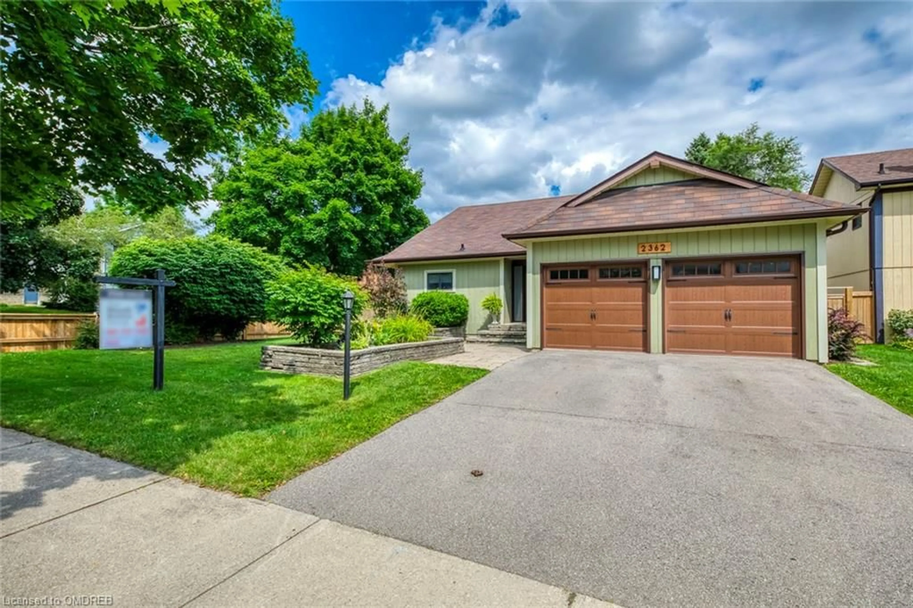 Frontside or backside of a home for 2362 Sinclair Cir, Burlington Ontario L7P 3B3