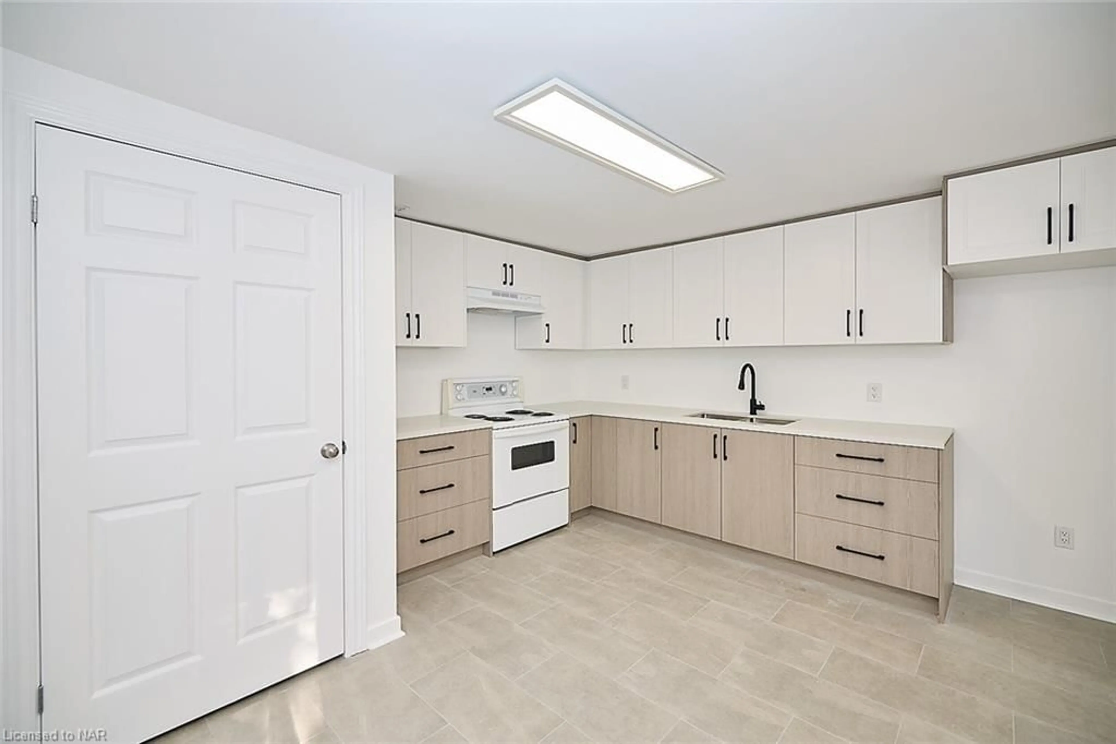 Standard kitchen, unknown floor, cottage for 245 Stanton St, Fort Erie Ontario L2A 3N8