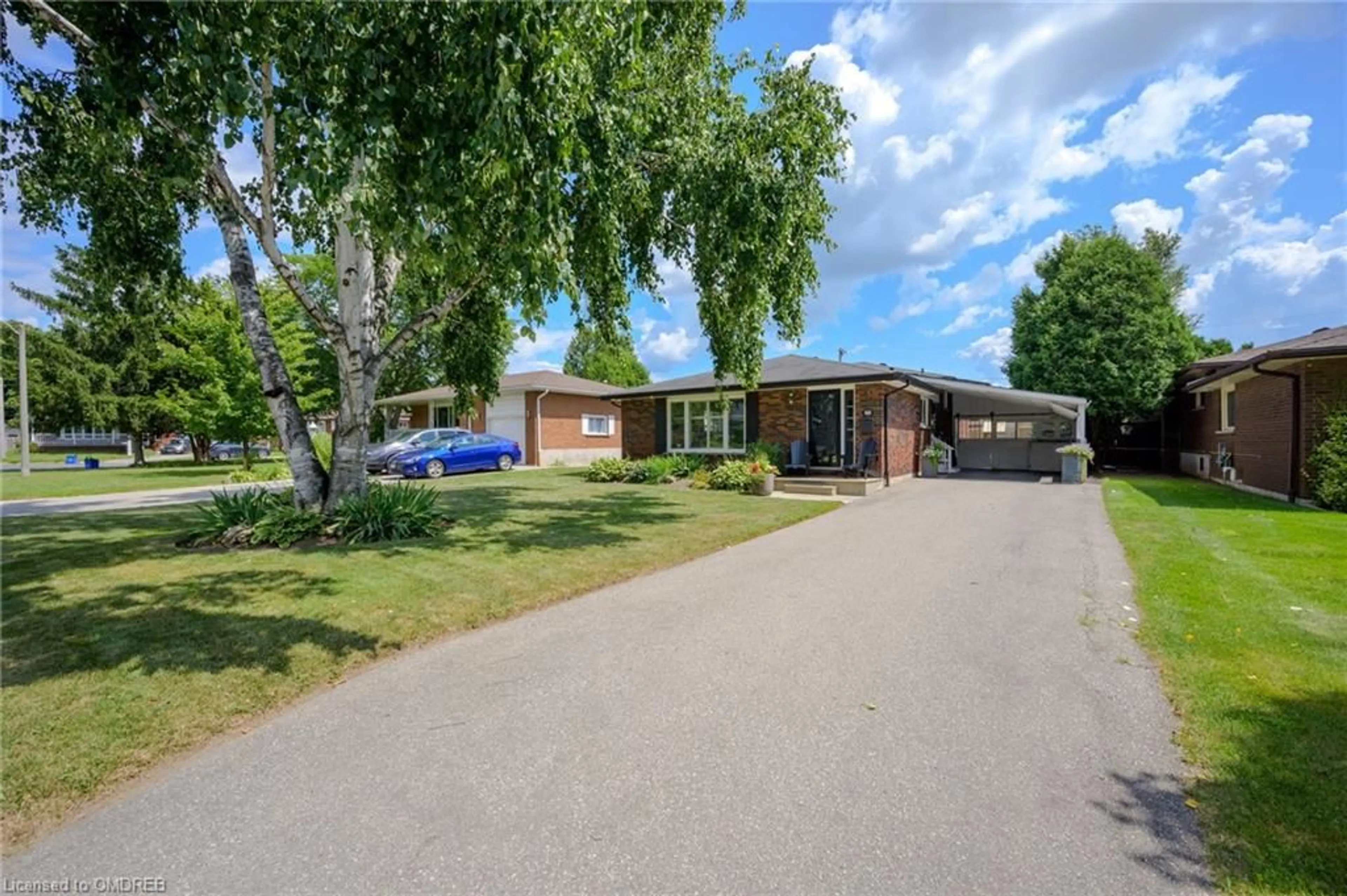 Outside view for 905 Cloverleaf Dr, Burlington Ontario L7T 3Y8