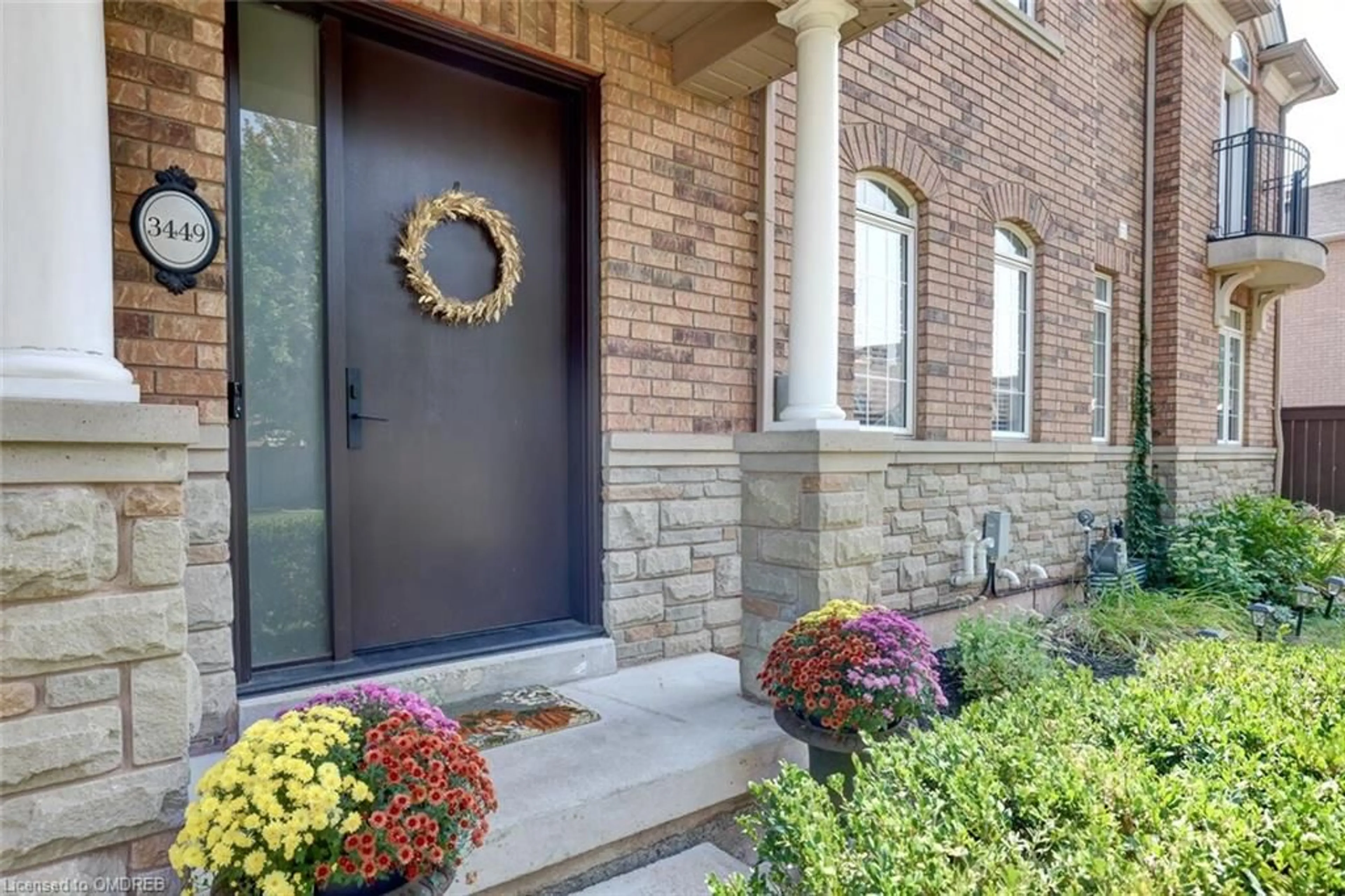 Home with brick exterior material for 3449 Robin Hill Cir, Oakville Ontario L6L 6X3