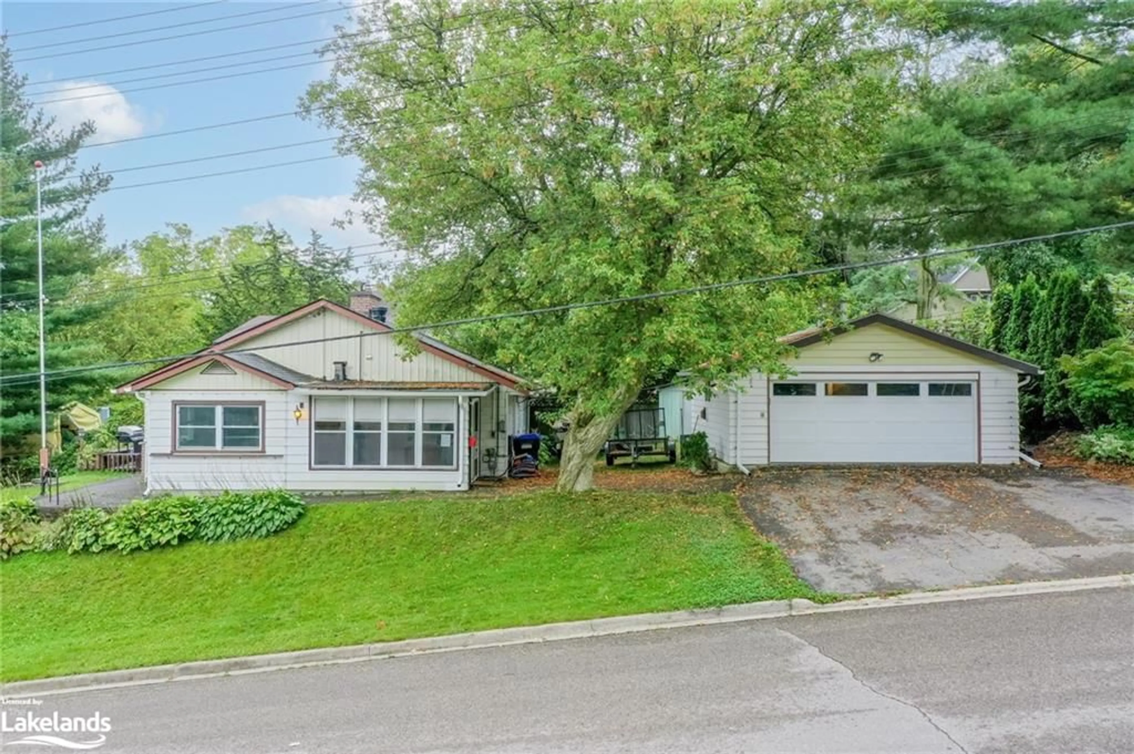 Frontside or backside of a home, the street view for 188 Sixth St, Midland Ontario L4R 3X8