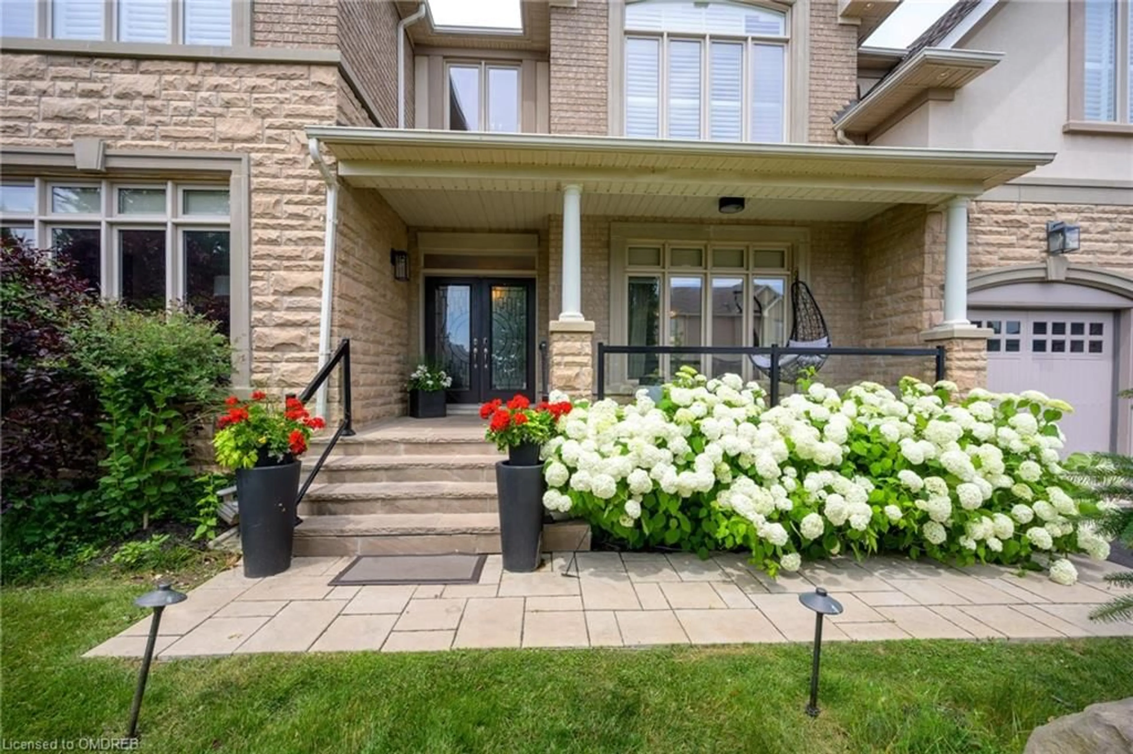 Indoor entryway for 1385 Arrowhead Rd, Oakville Ontario L6H 7P7