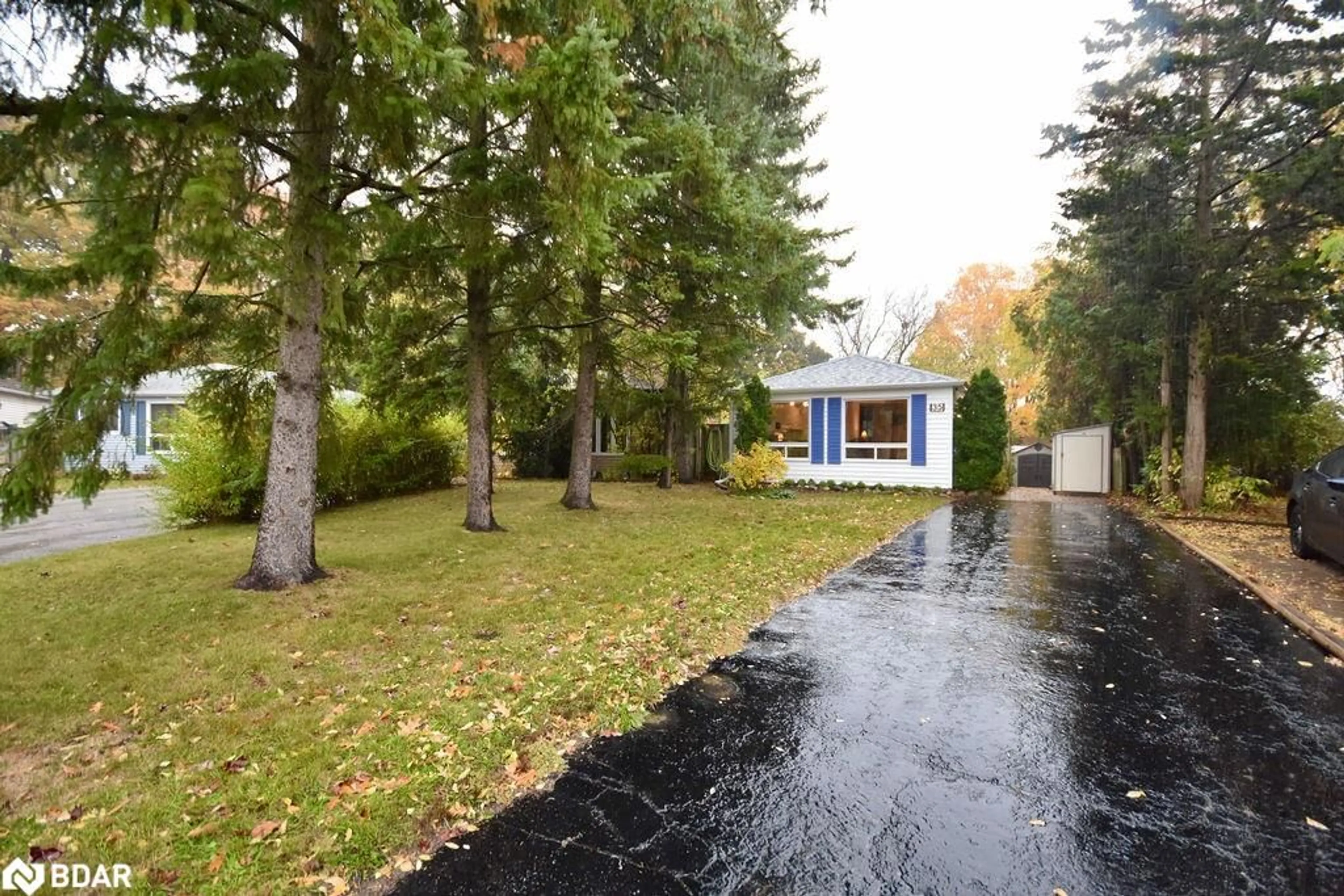Patio, cottage for 35 Shaw Cres, Barrie Ontario L4N 4Z3
