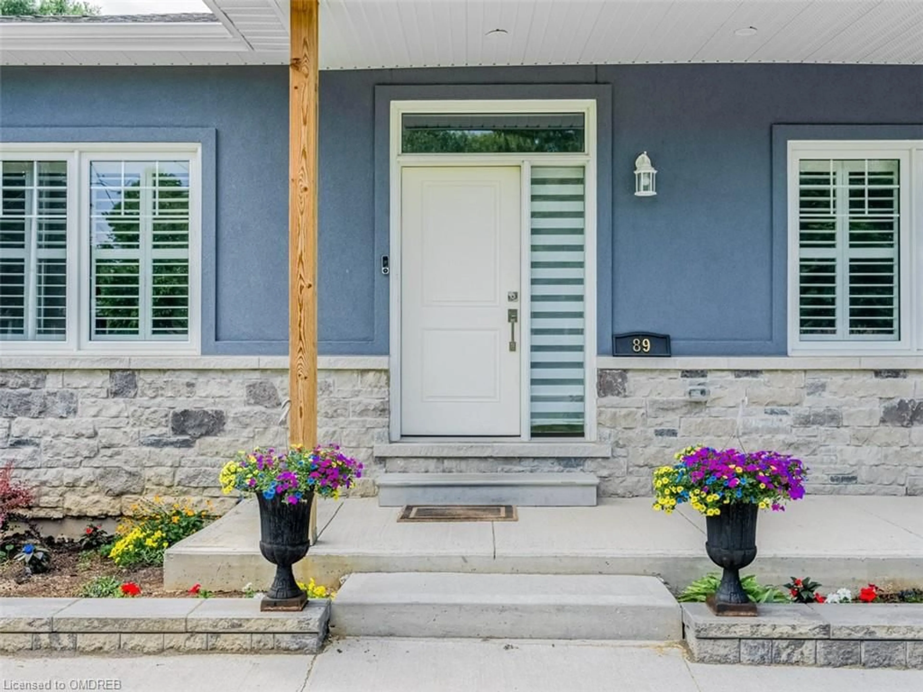 Indoor entryway, cement floor for 89 Anne Blvd, Milton Ontario L9T 1A1