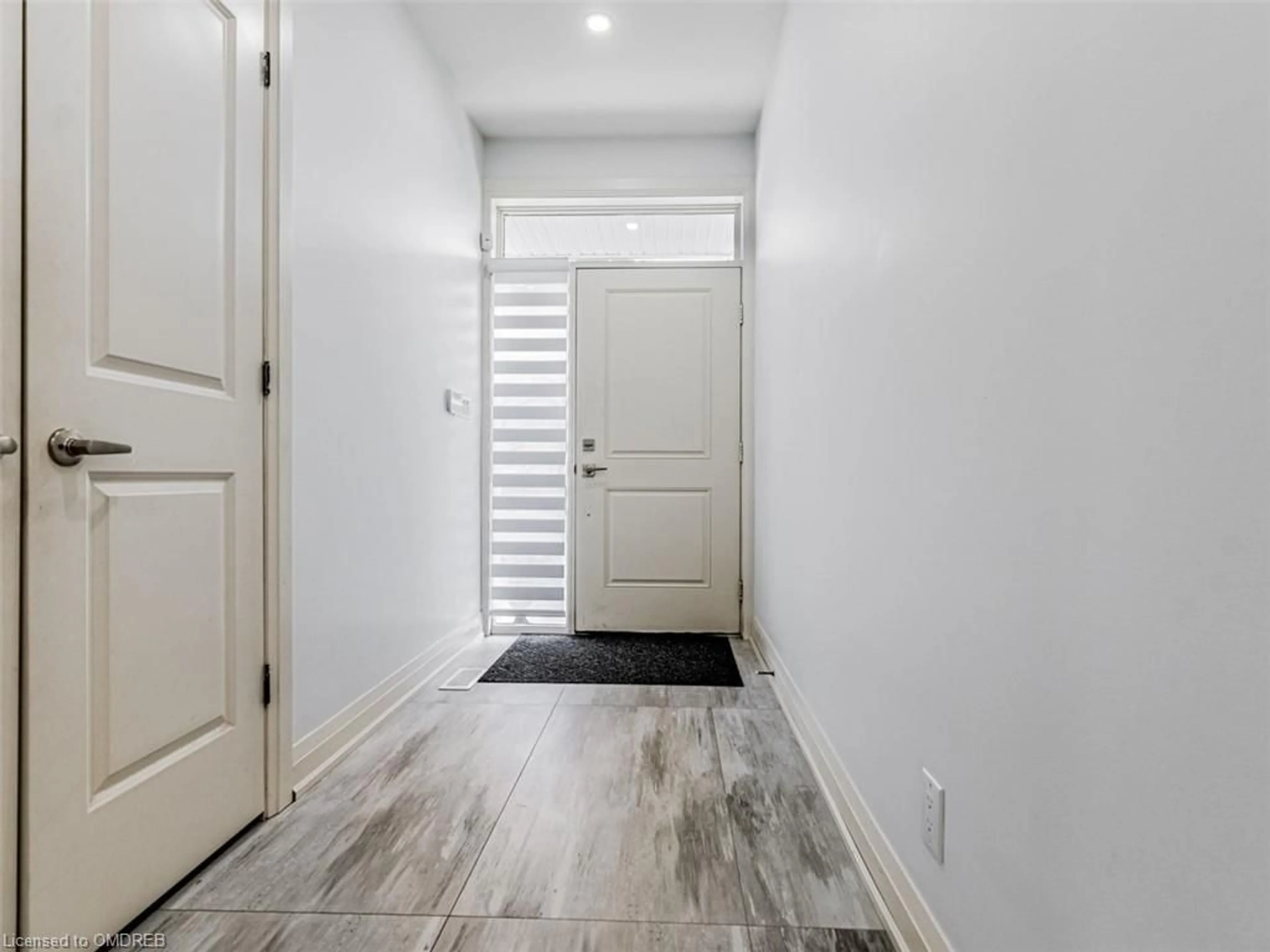 Indoor entryway, wood floors for 89 Anne Blvd, Milton Ontario L9T 1A1