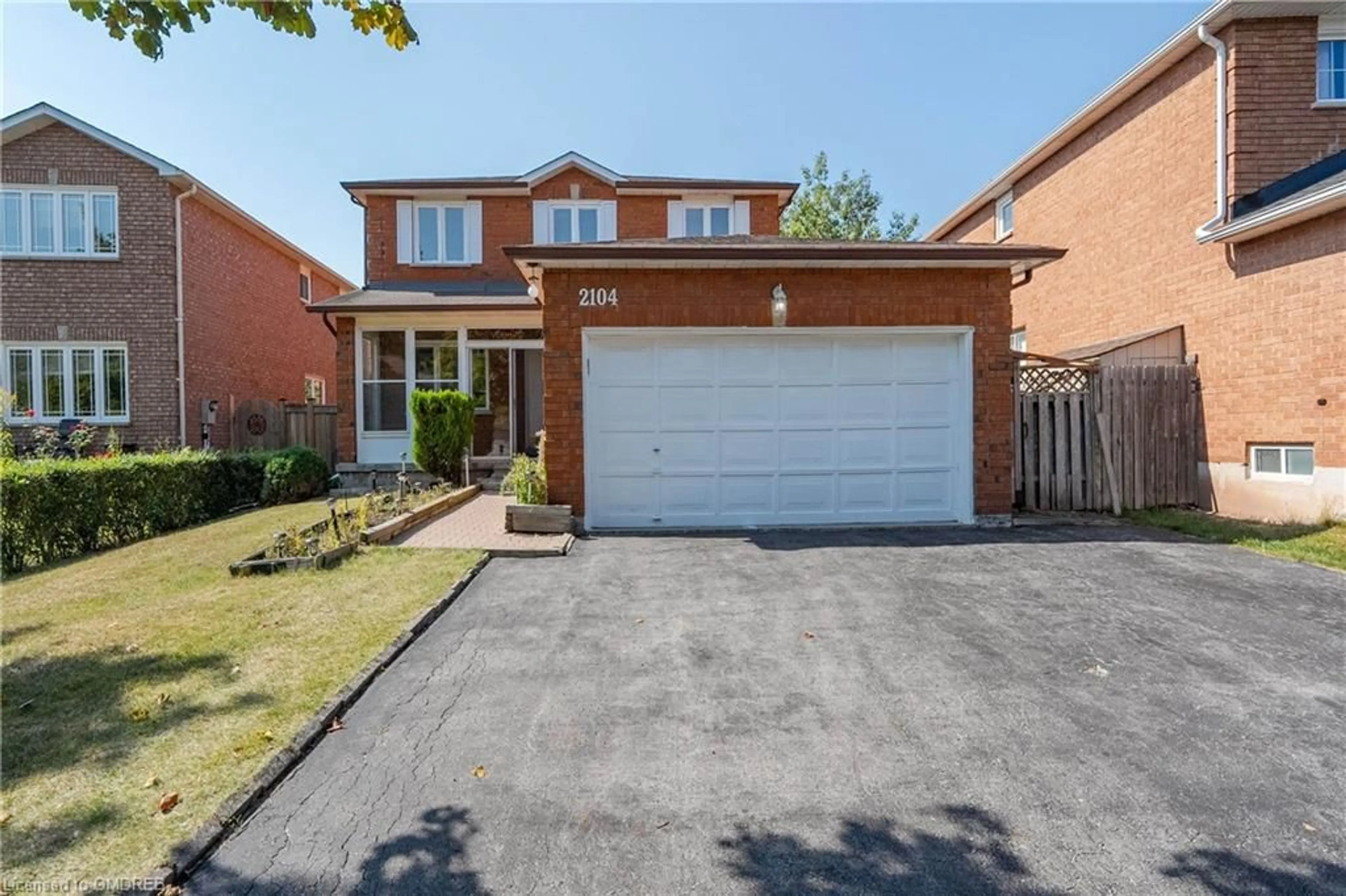 Frontside or backside of a home for 2104 Laurelwood Dr, Oakville Ontario L6H 4S7