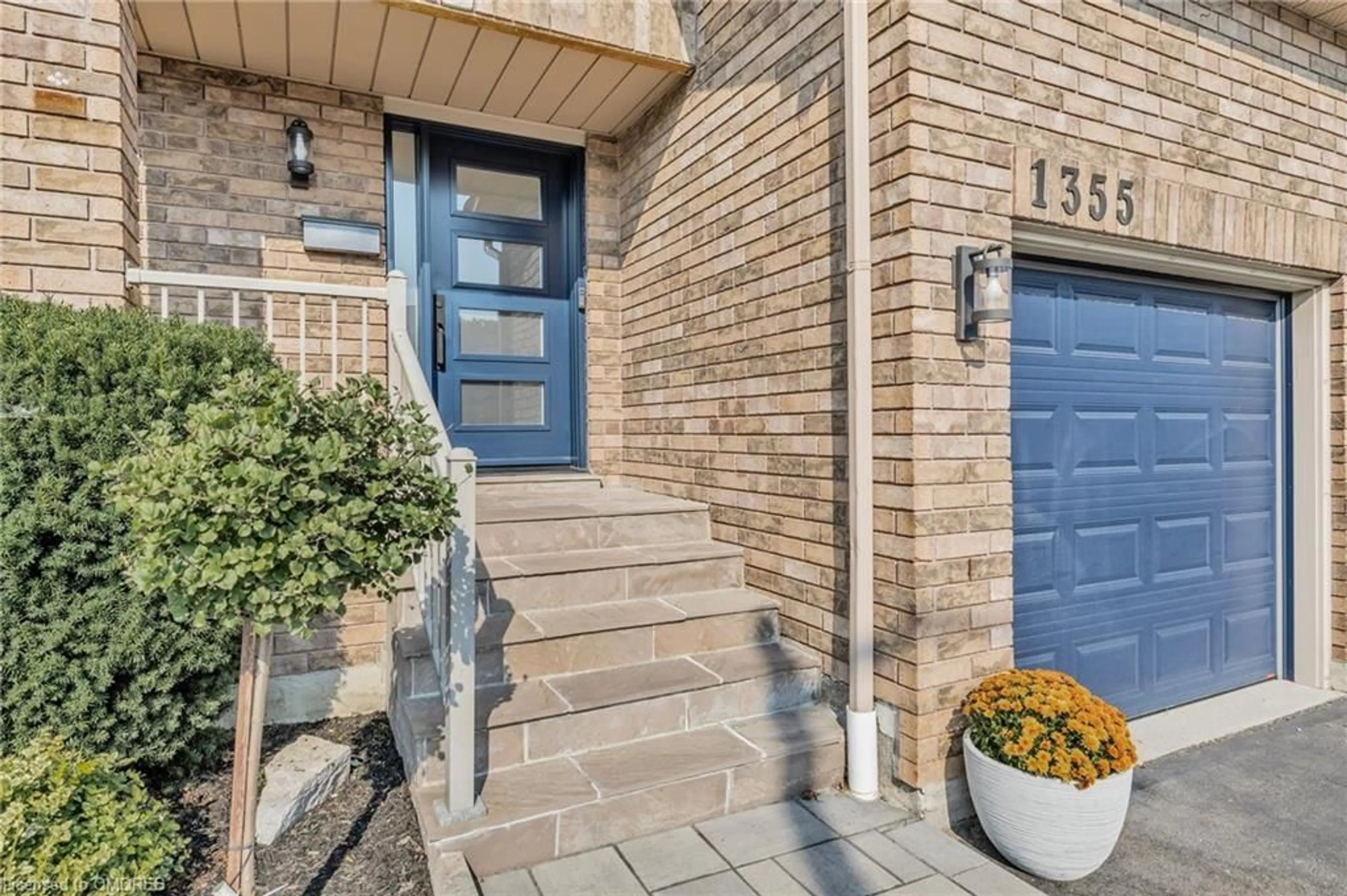 Home with brick exterior material for 1355 Delco Crt, Mississauga Ontario L5E 3K1