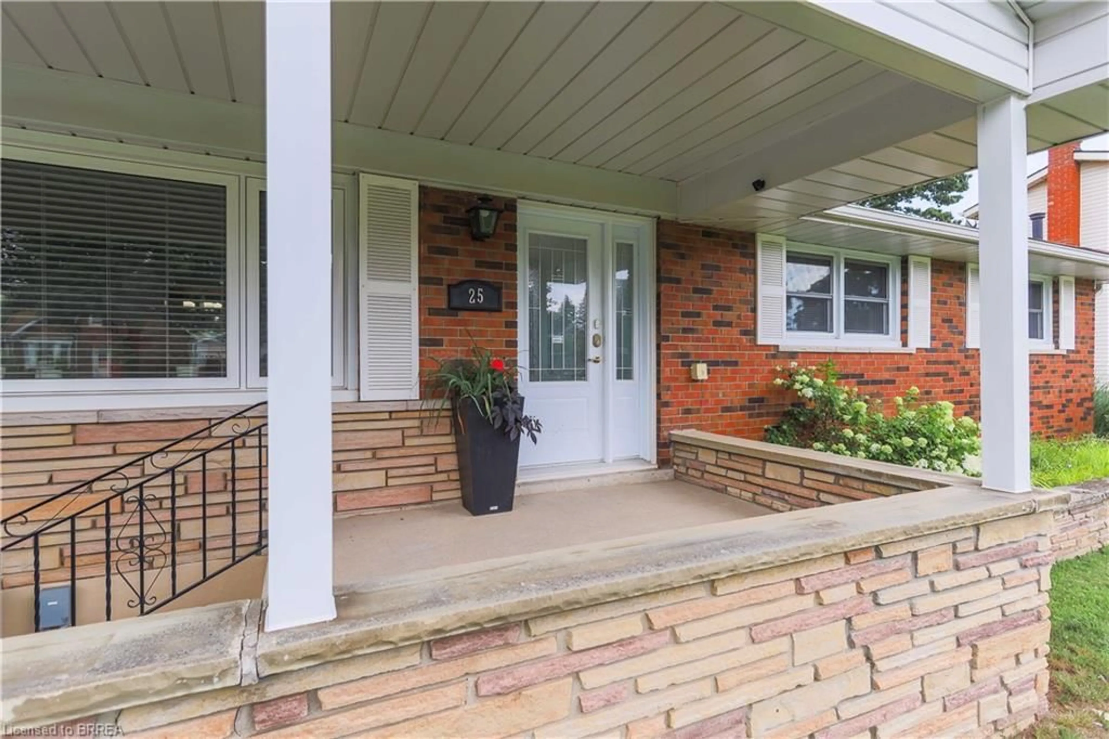 Indoor entryway, wood floors for 25 Charles St, Simcoe Ontario N3Y 1Z5