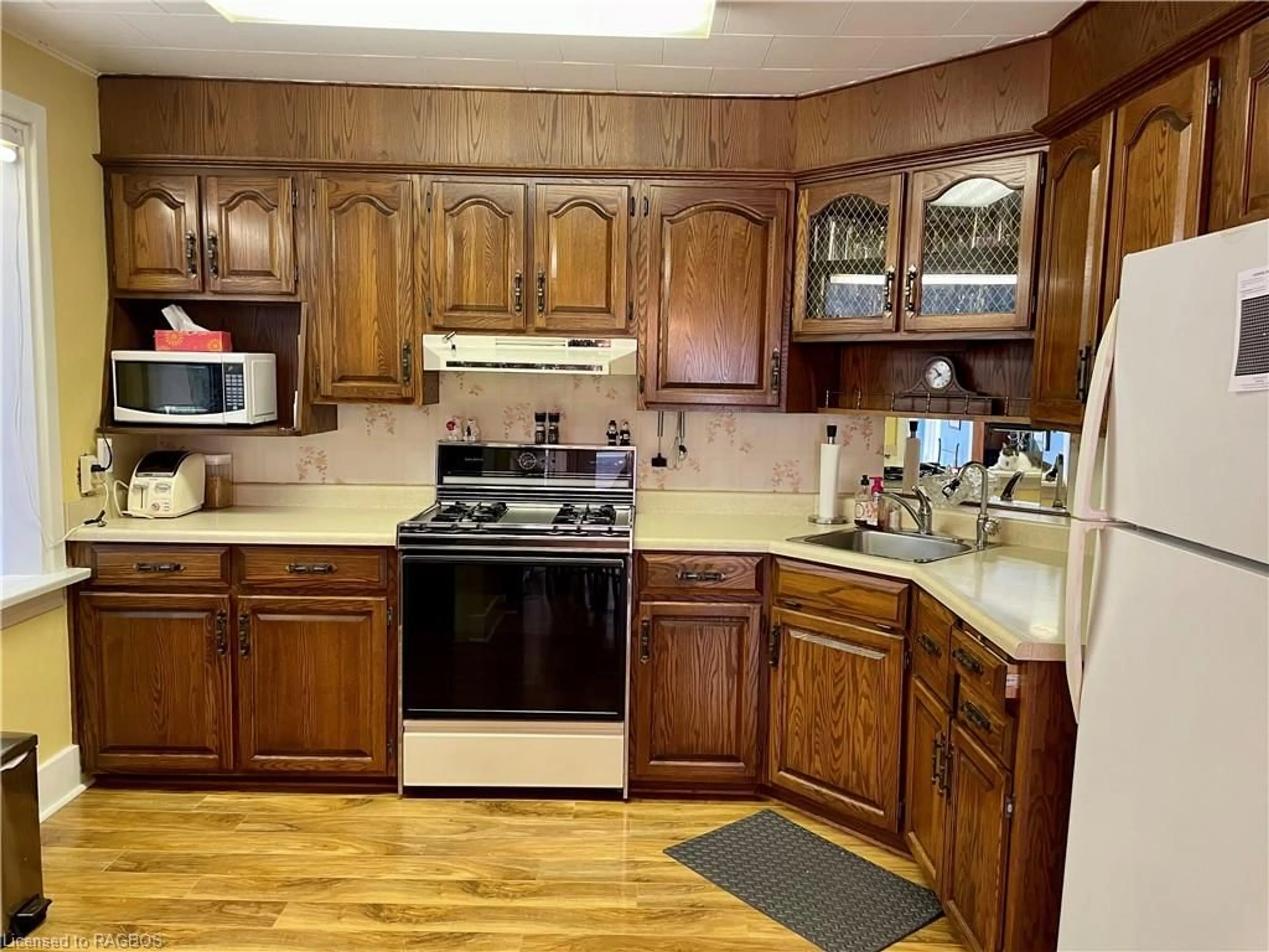 Standard kitchen, wood floors, cottage for 406 Jane St, Walkerton Ontario N0G 2V0