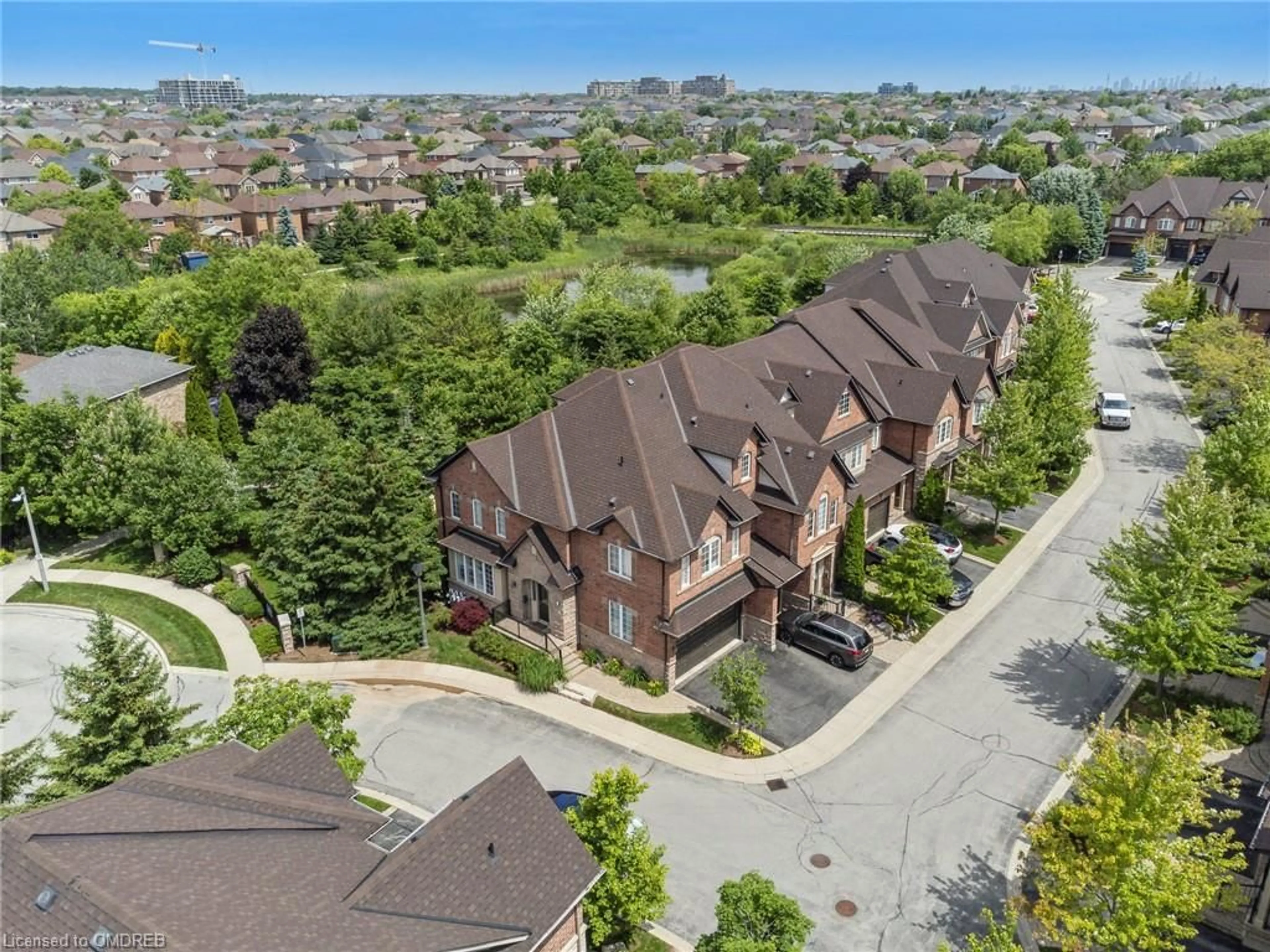 A pic from exterior of the house or condo for 300 Ravineview Way #44, Oakville Ontario L6H 7J2