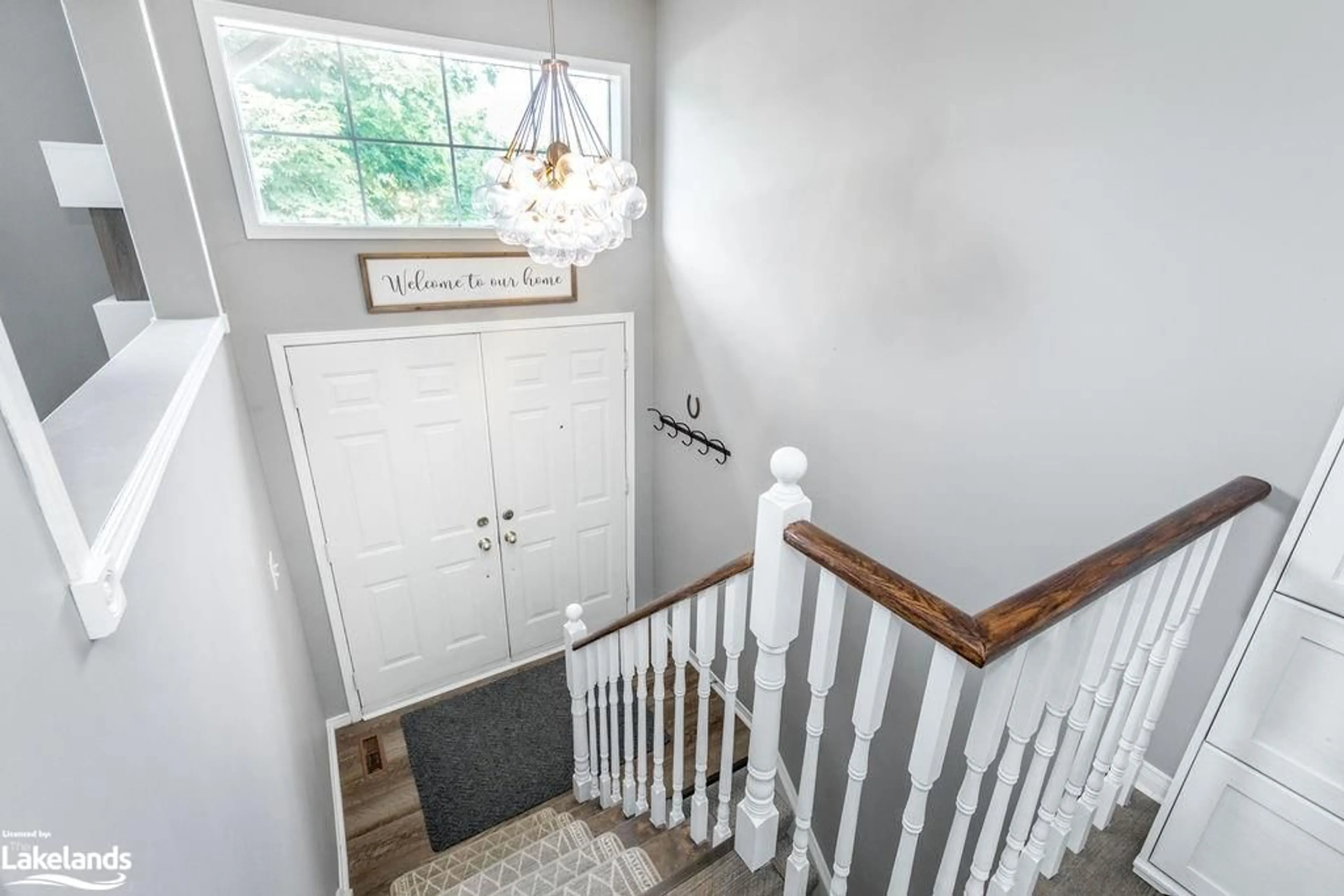 Indoor entryway, wood floors for 84 Silver Birch Ave, Wasaga Beach Ontario L9Z 1N8