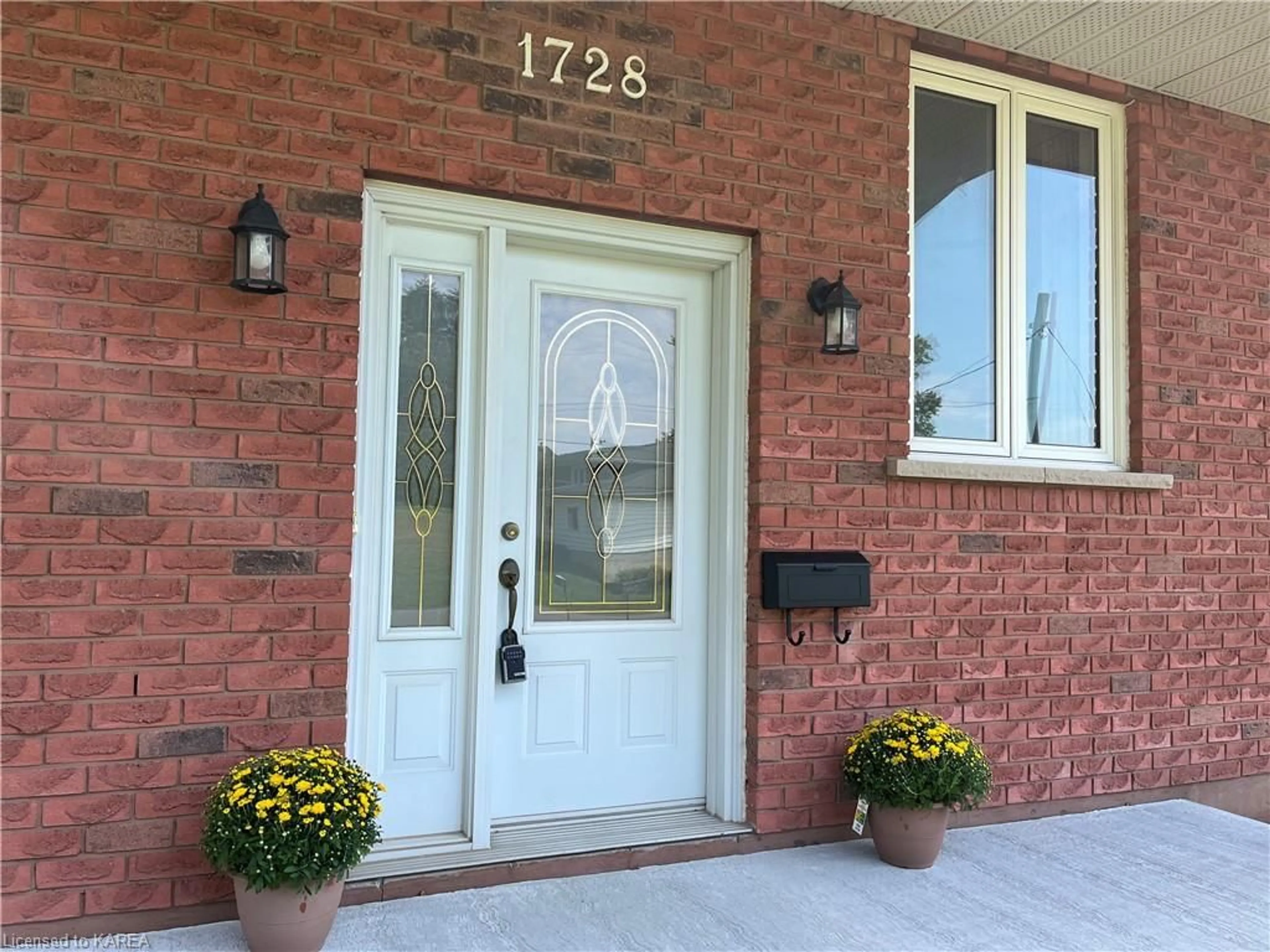 Indoor entryway for 1728 Floyd Ave, Kingston Ontario K7L 4V4