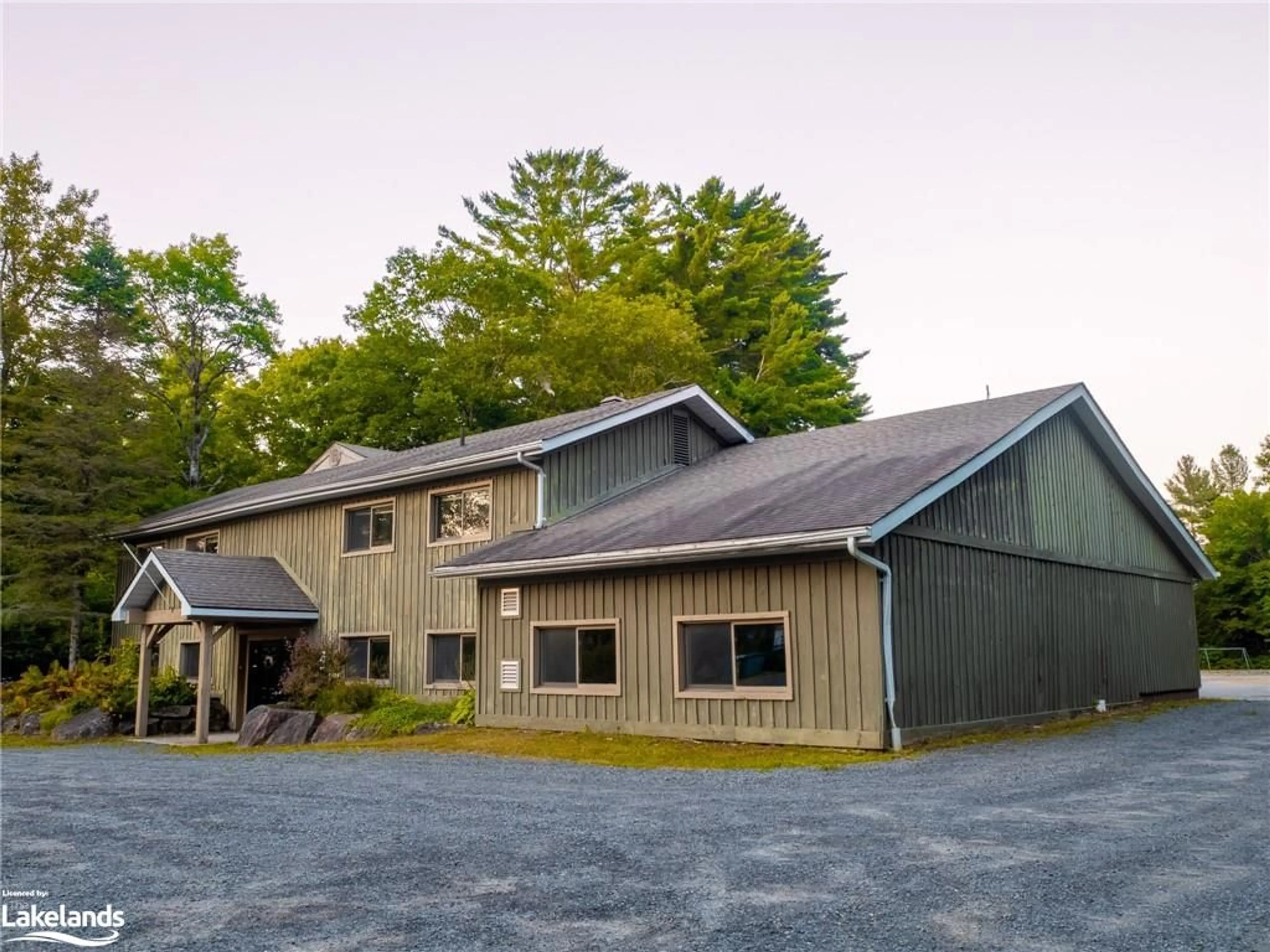 A pic from exterior of the house or condo, the front or back of building for 2483 Old Muskoka Rd, Utterson Ontario P0B 1M0