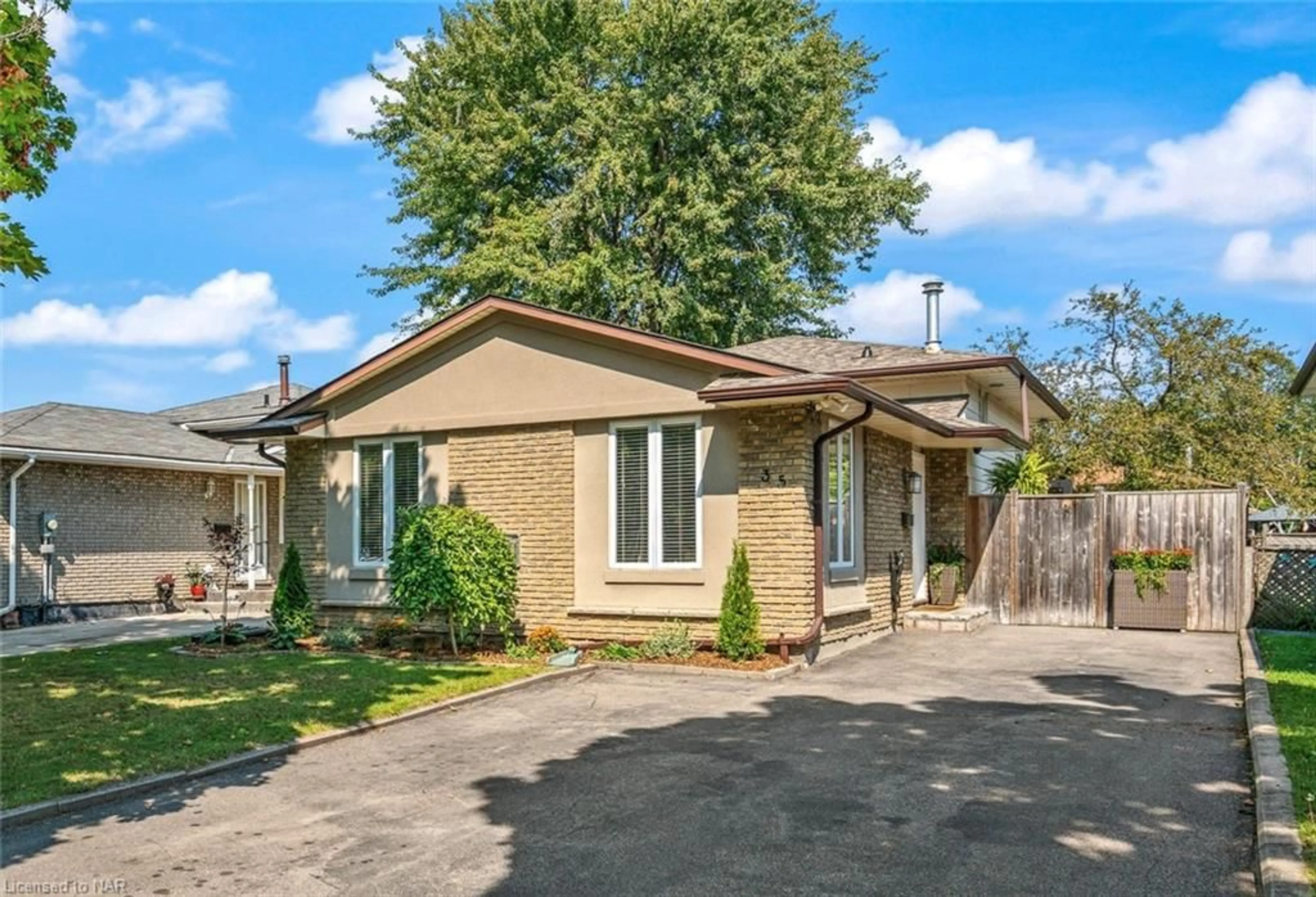 Frontside or backside of a home, cottage for 35 Loraine Dr, St. Catharines Ontario L2P 3N9