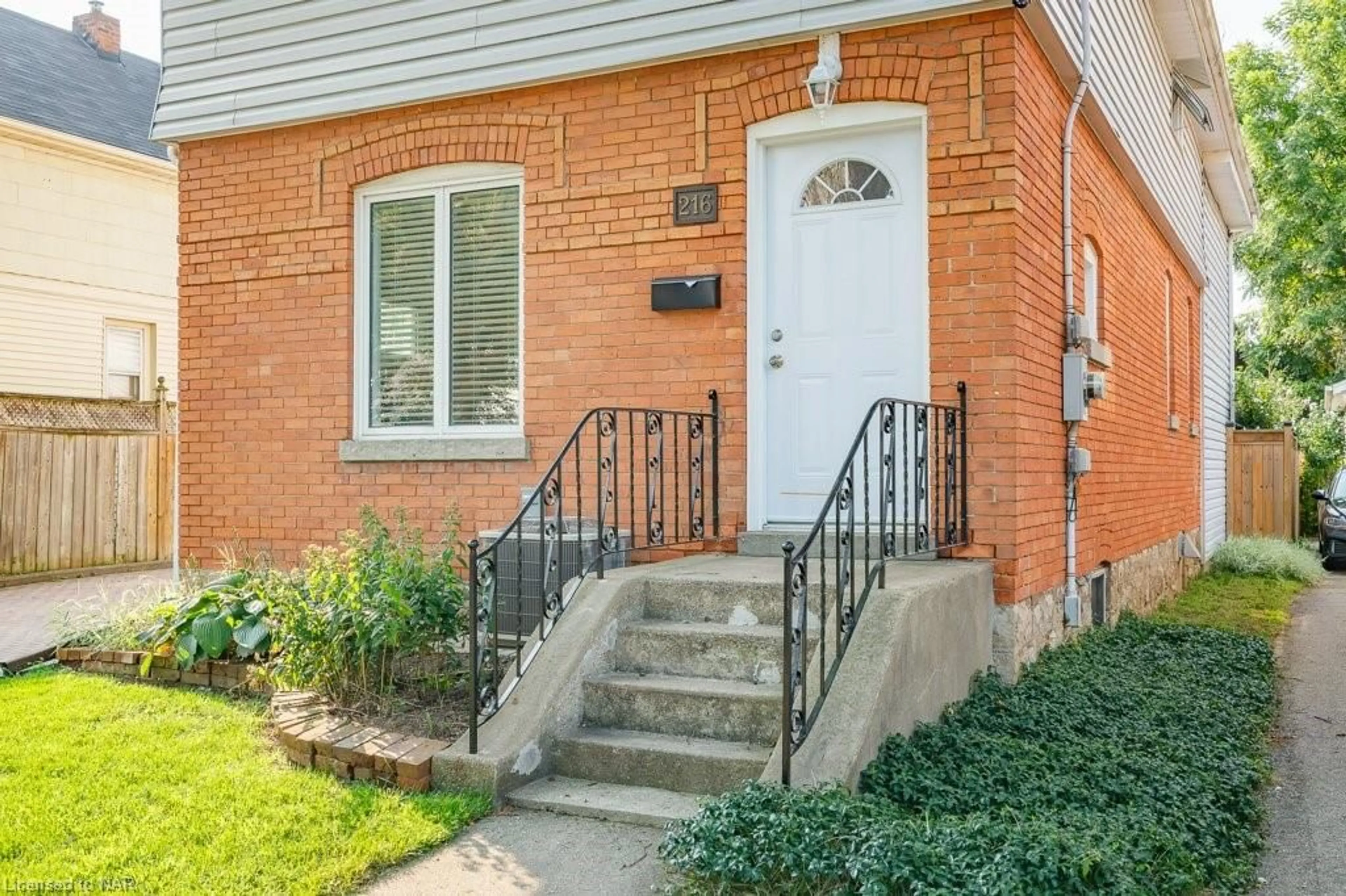 A pic from exterior of the house or condo, the street view for 216 Russell Ave, St. Catharines Ontario L2R 1W8