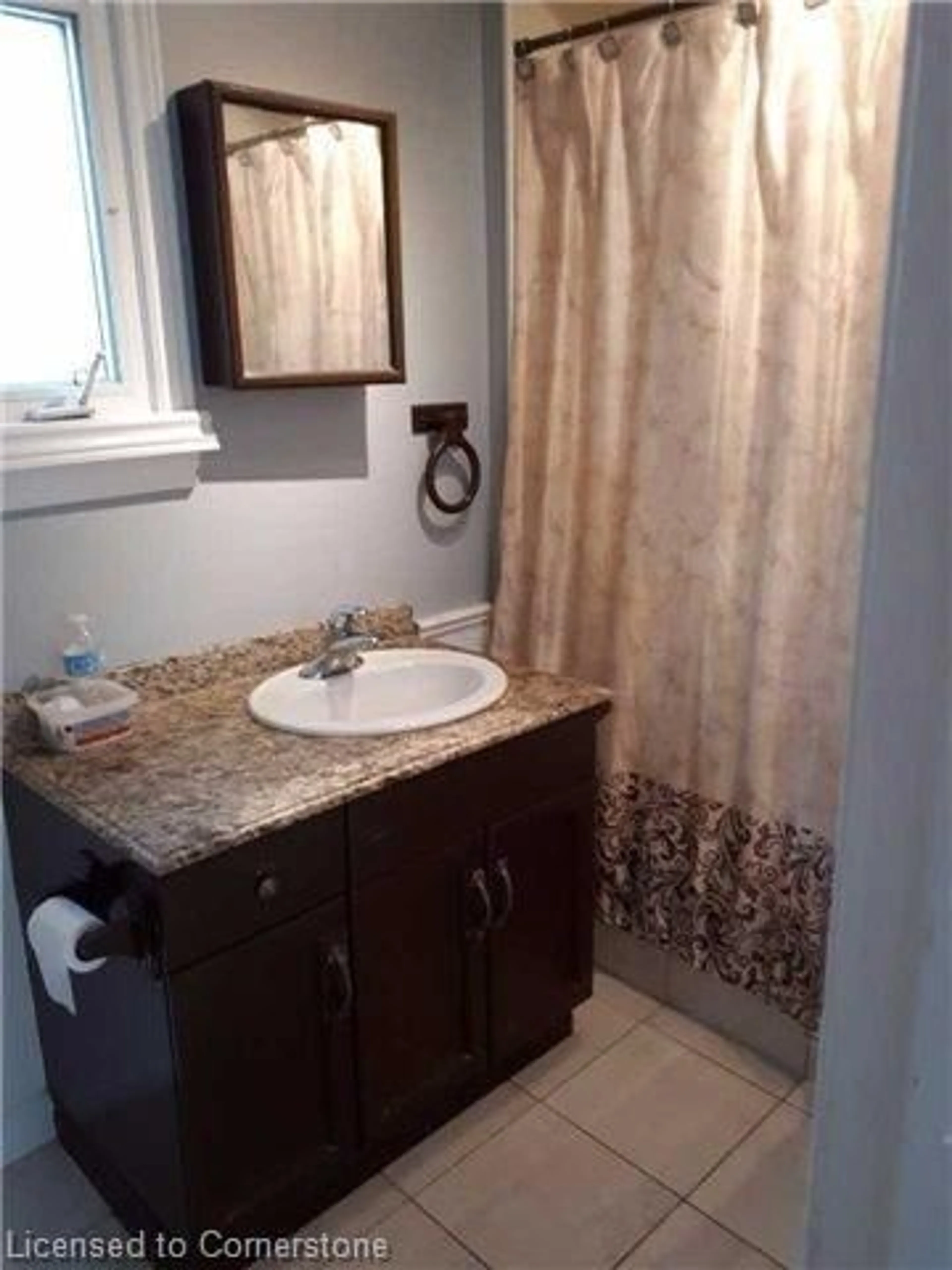 Standard bathroom for 21 Rice Rd Rd, Welland Ontario L3C 2V4